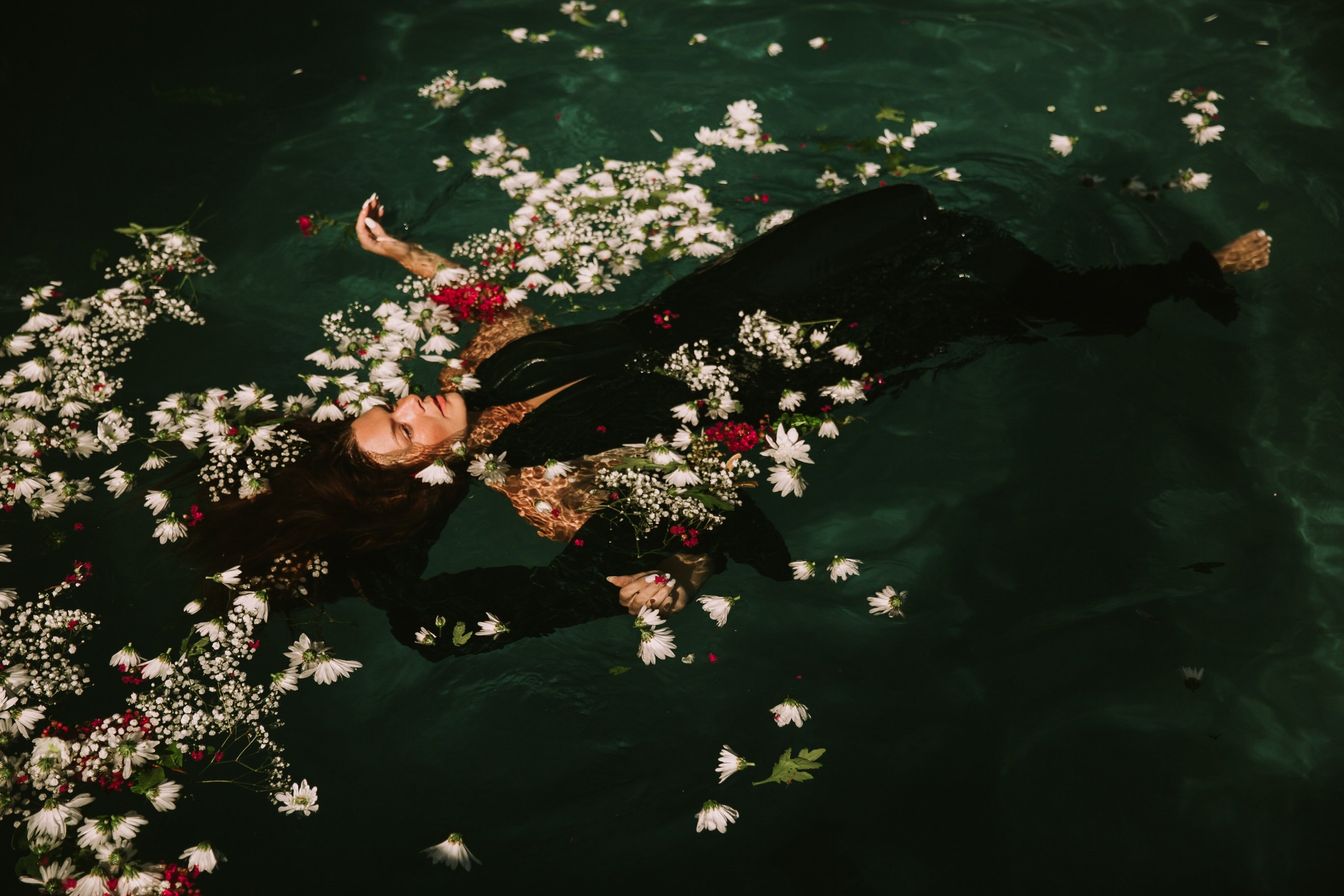 The flowers to water every day. Цветы на воде. Эстетика цветов в воде. Эстетика вода с цветами. Лепестки цветов на воде.