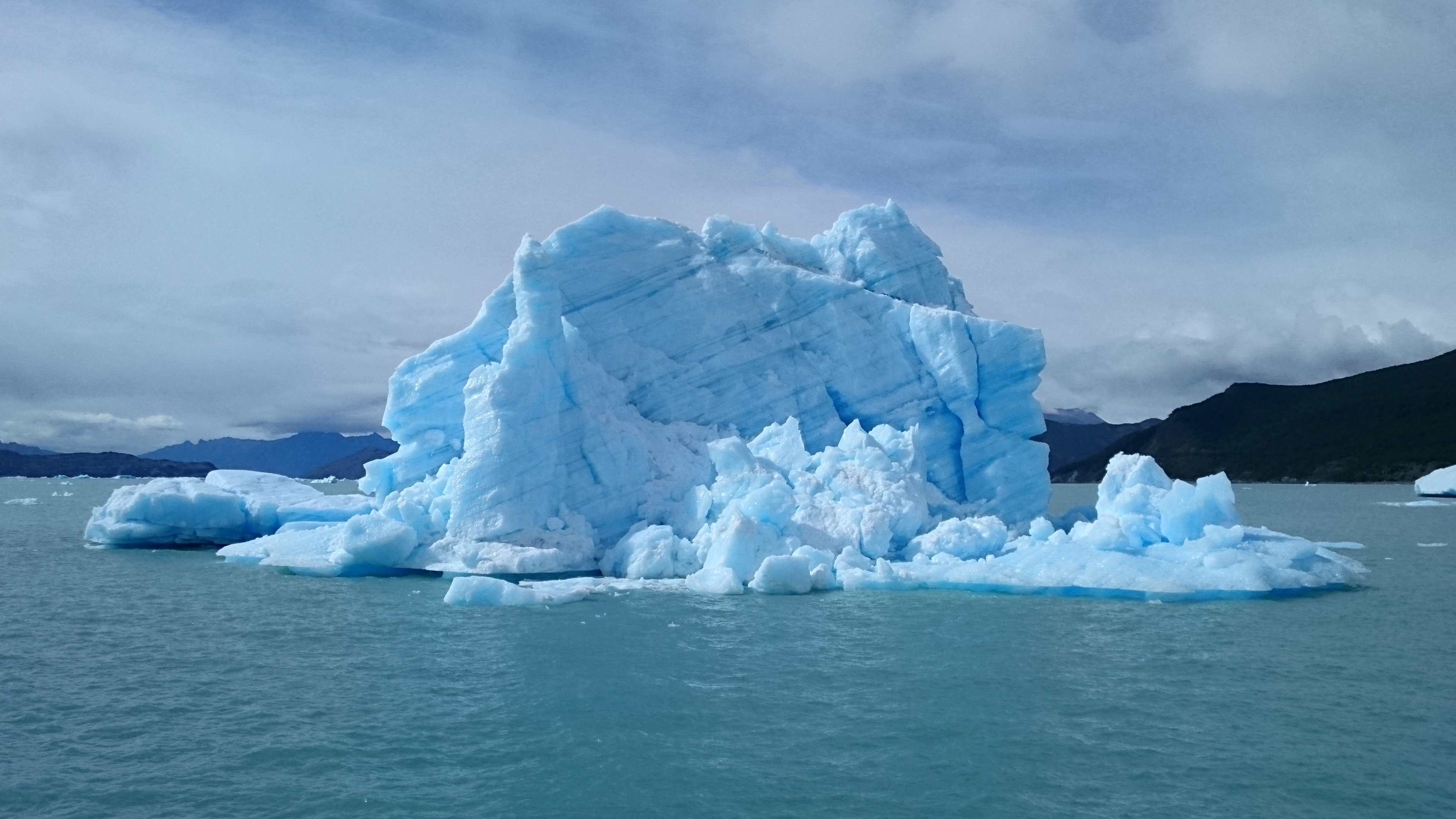 Глыба льда на воде. Ледовитый океан Айсберг. Ice Iceberg. Айсберг льдина. Айсберги в Арктике.