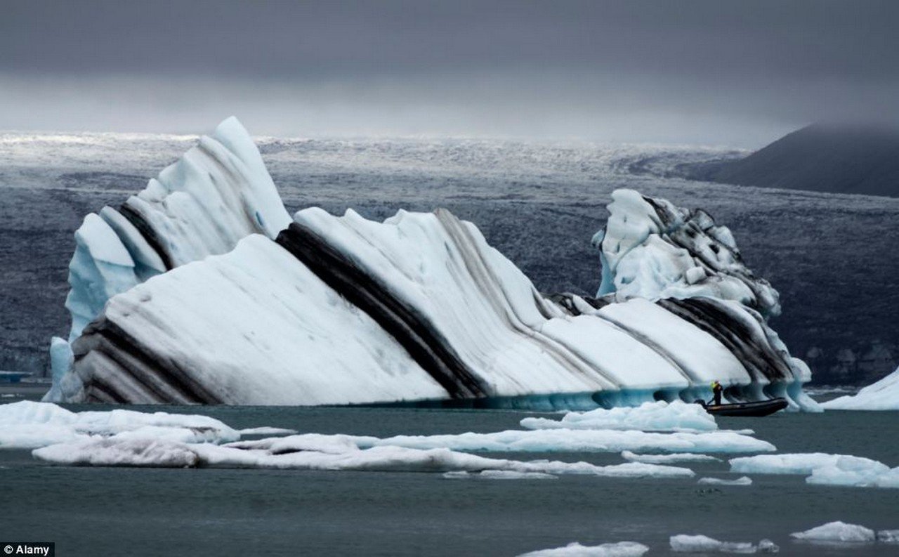 Iceberg extreme. Пирамидальные айсберги. Полосатые айсберги Антарктида. Зеленый Айсберг. Разноцветный Айсберг.