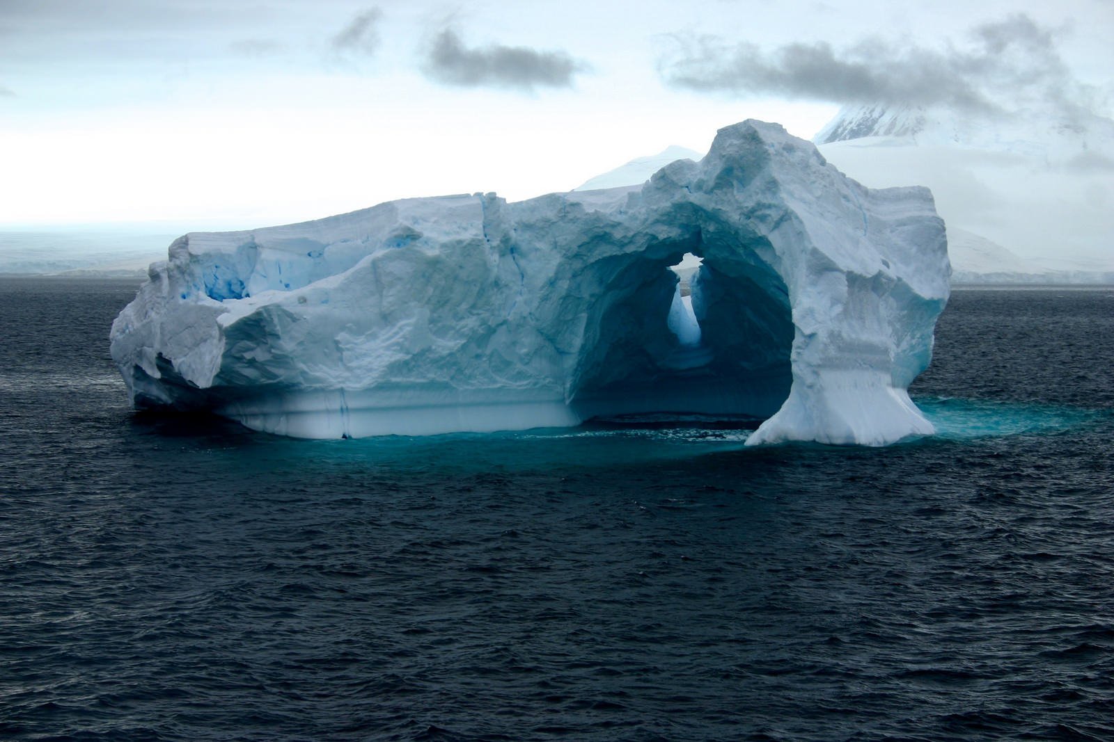 Какая часть айсберга над водой. Куполообразные айсберги. Самый большой Айсберг в Антарктиде. Шельфовые айсберги. Айсберги Антарктиды под водой.