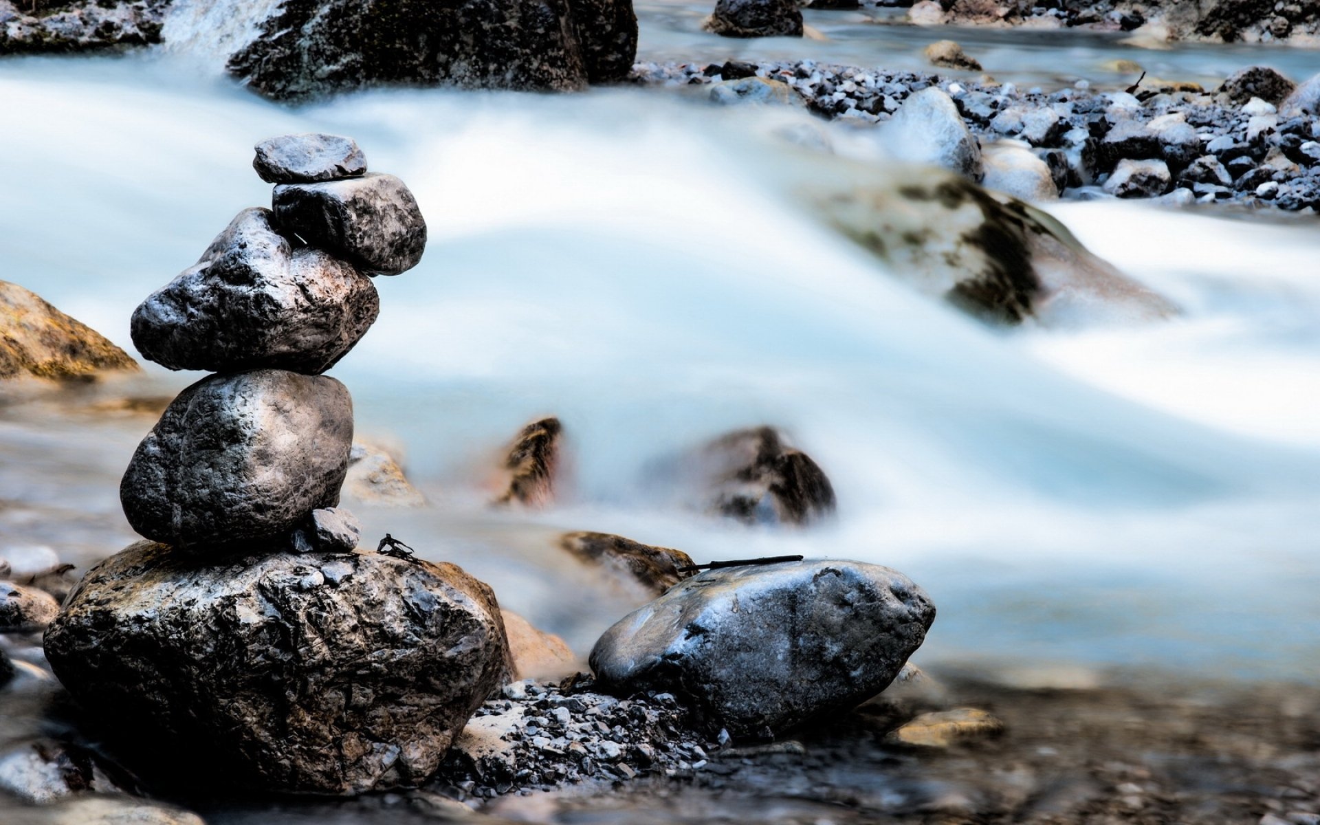 Песни камень и вода. Камни в воде. Мокрый камень. Природа вода камни. Камешки в воде.