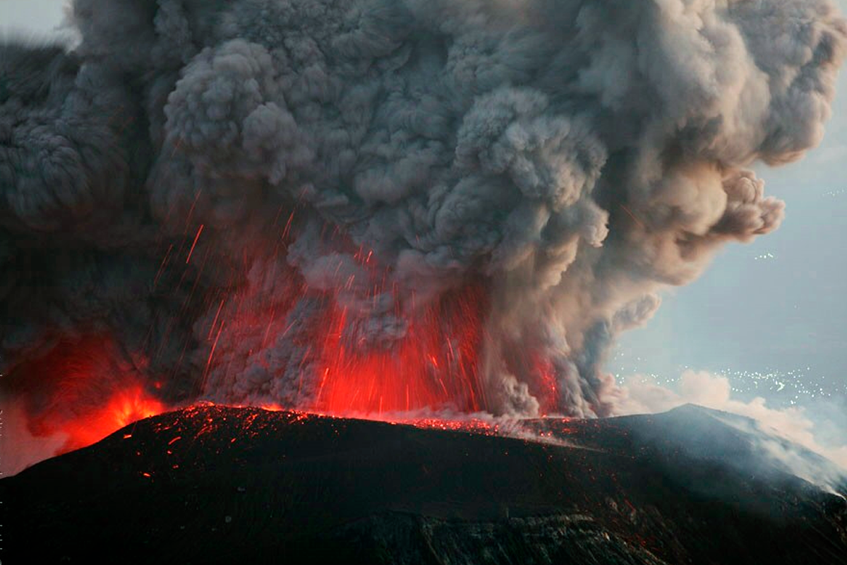 Опасное геологическое явление землетрясение. Извержение вулкана Шивелуч. Вулкан Шивелуч извержение 2023. Вулкан плоский Толбачик.