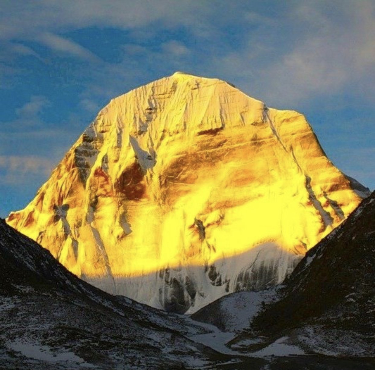 Золотая гора фото. Гора Кайлас. Кайлас гора в Тибете. Кайлас (Кангринбоче). Кайлас на рассвете.