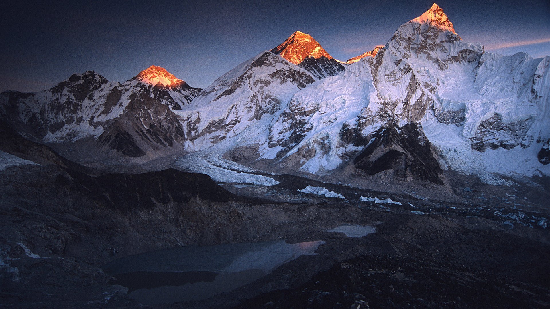 Ломаные горы. Гималаи Эверест Джомолунгма. Непал Гималаи Эверест. Природа Непала Эверест. Фон горы Эверест.