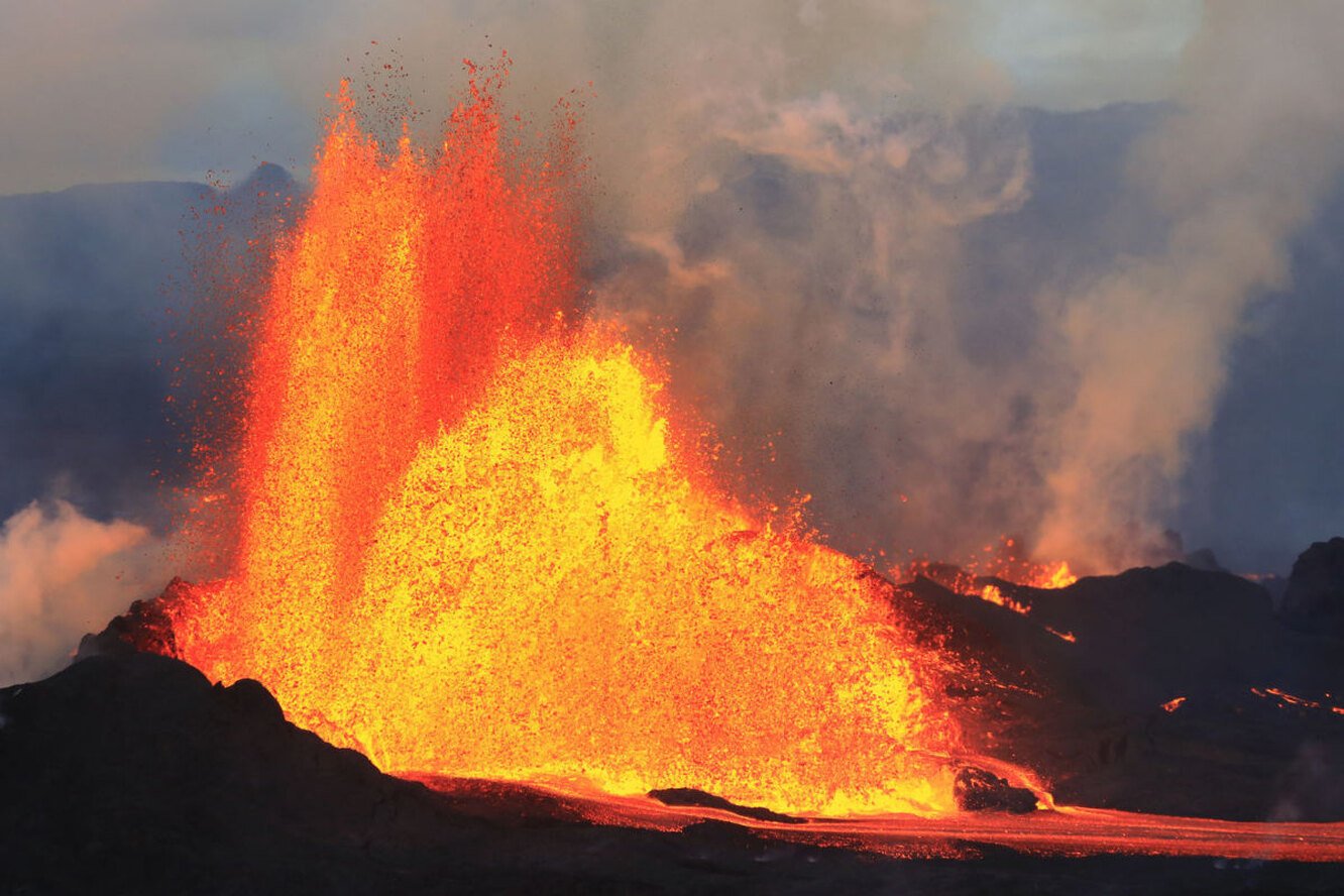 Самый древний вулкан. Древние вулканы. Вулканическая деятельность. Вулканические выбросы. Горящий вулкан.