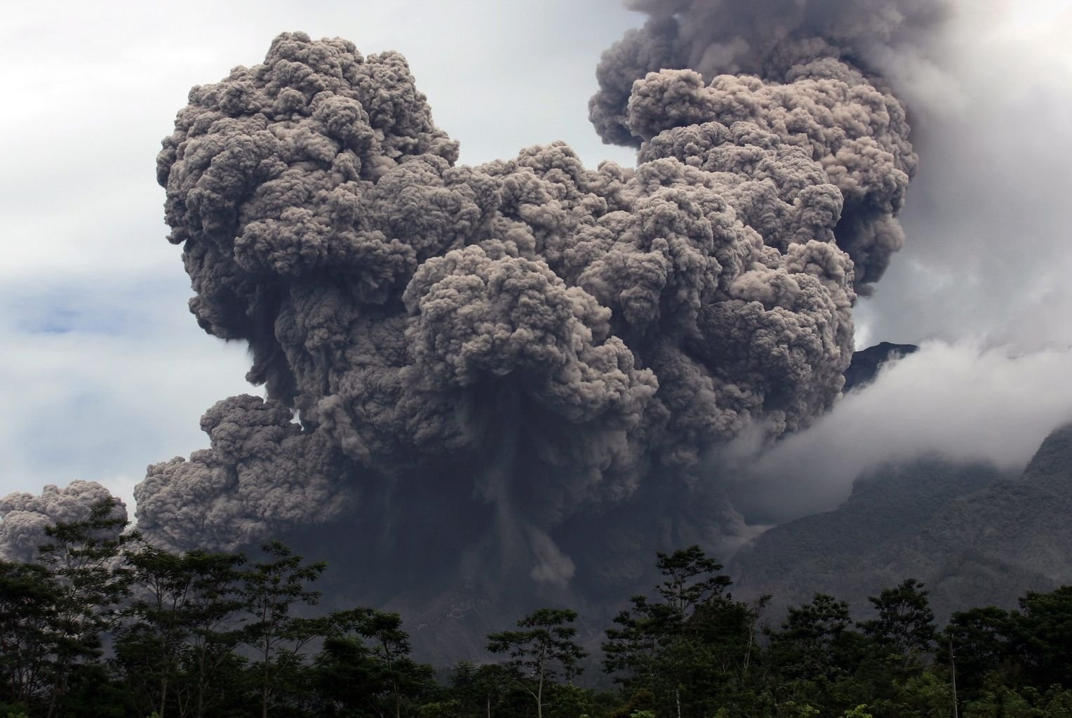 Угроза извержения. Вулкан Мерапи извержение. Вулканический пепел. Вулканическая пыль. Вулканическое загрязнение.
