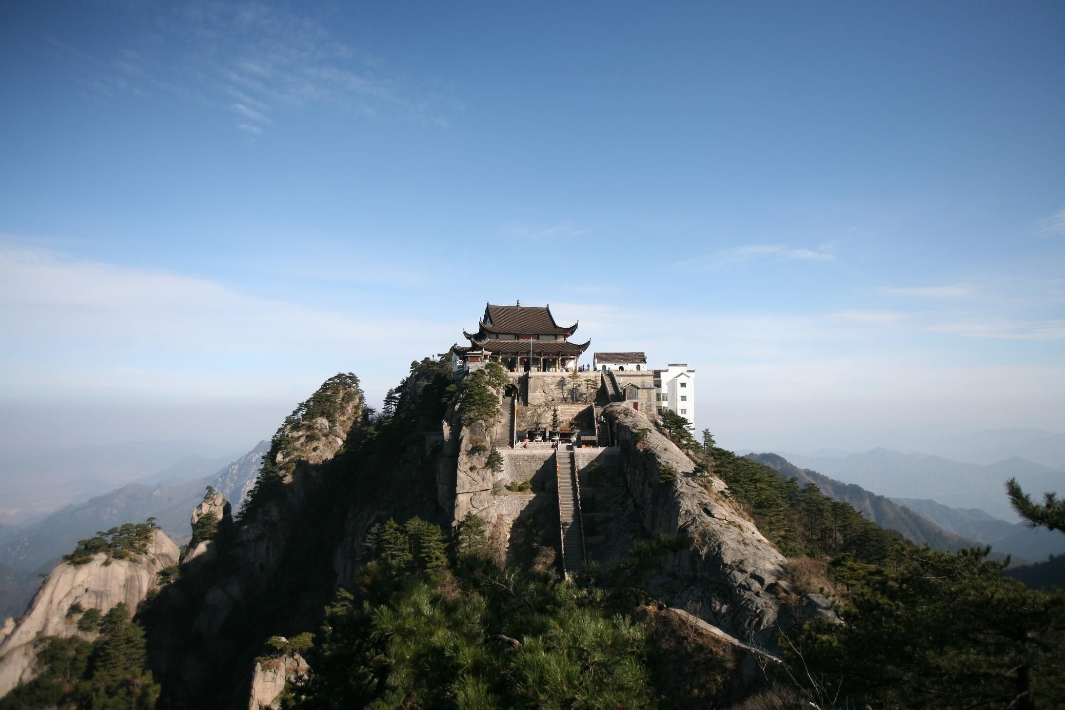 Город на горе в китае. Буддийский храм в Китае на скале. Храм на горе в Китае. Цзюхуашань гора монастырь. Горы Хуаншань монастырь.