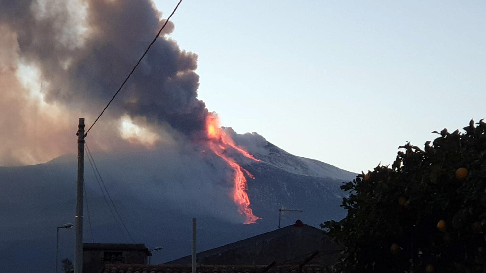 Действует ли вулкан этна. Этна Италия. Сицилия вулкан Этна. Этна Сицилия извержение. Извержение вулкана Этна 2021.