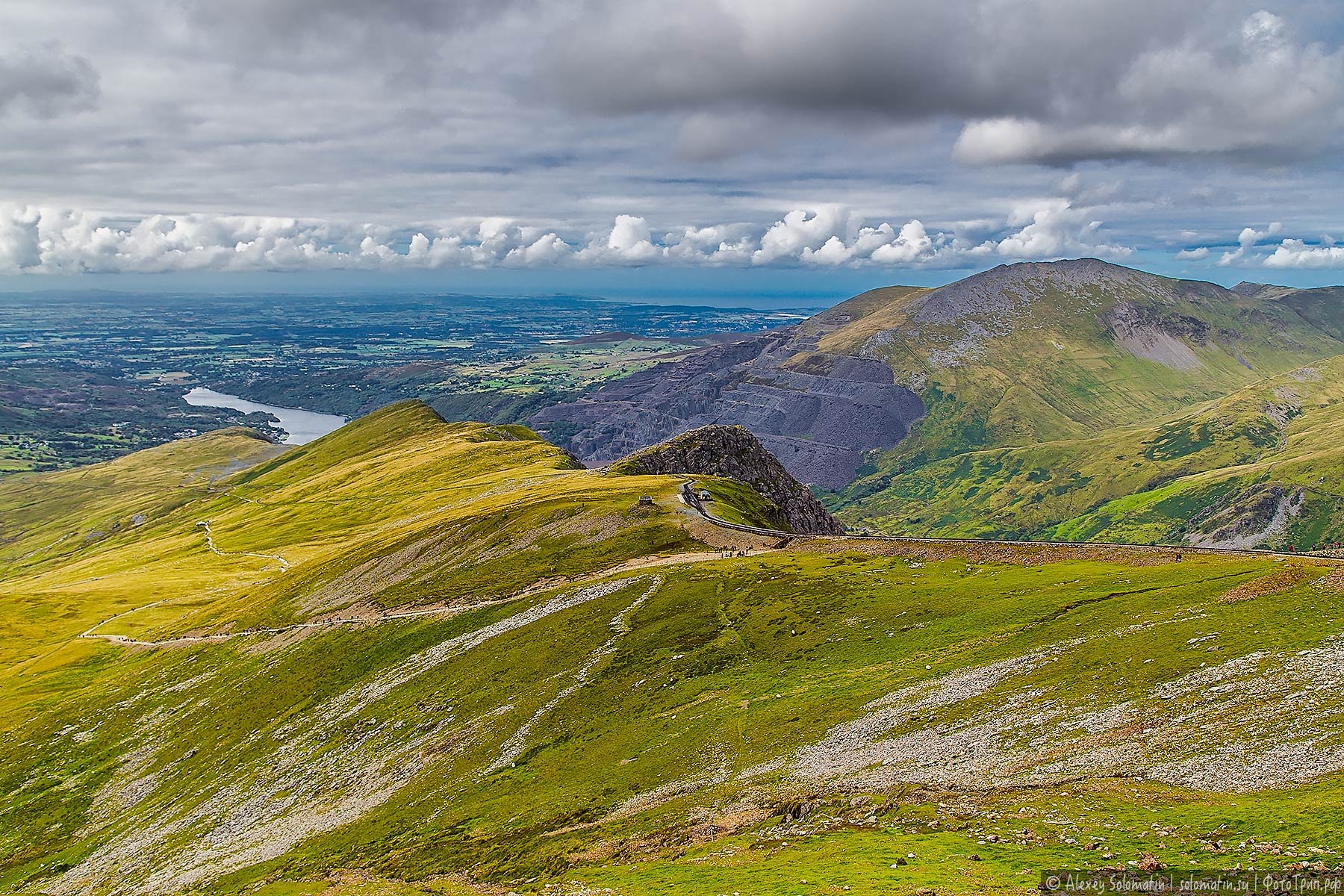 Wales mountains. Сноудония Уэльс. Гора Сноудон в Уэльсе. Сноудония Уэльс холмы. Сноудония Великобритания Луга.