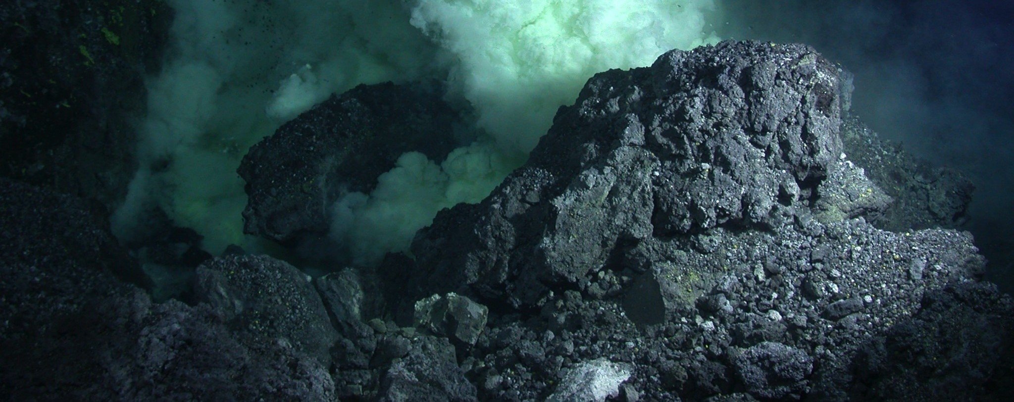 Черные курильщики океана. Аксиал (подводный вулкан). Вулкан Дайкоку Марианская впадина. Бануа вуху Индонезия подводный вулкан. Трехкилометровый подводный вулкан.