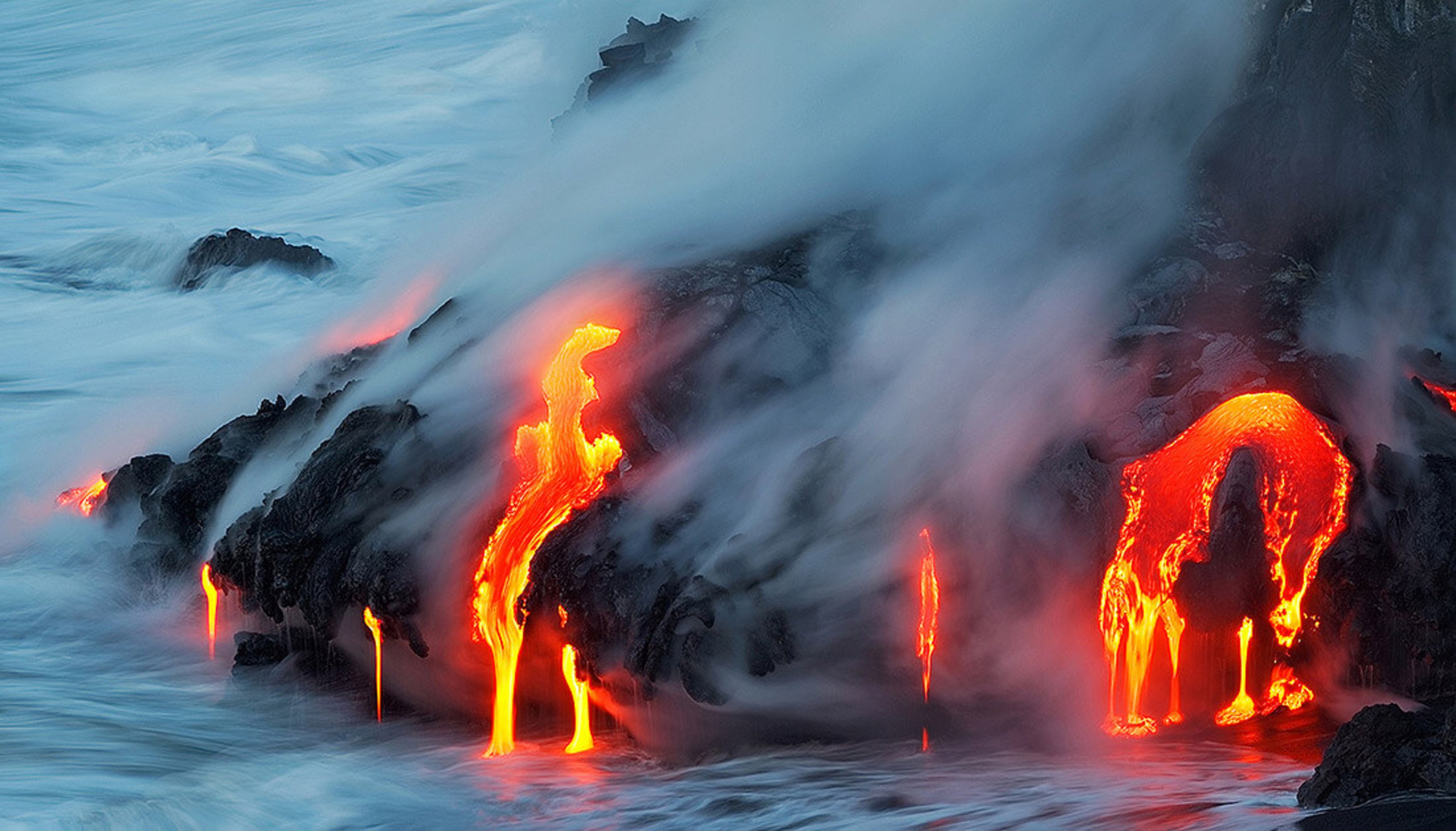 Вода и воздух горит. Лава и вода. Вулкан Килауэа 2023. Лавовая пещера Гавайи. Огненное море.