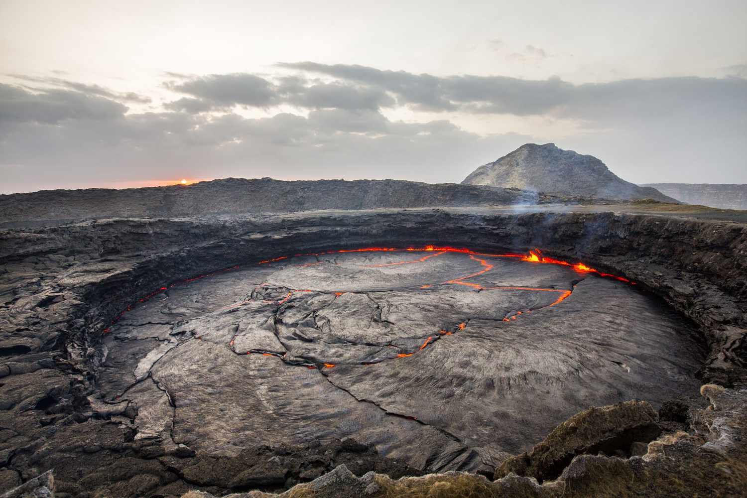 Самый крупный кратер на земле. Вулкан эрта але Эфиопия. Эфиопия Афарская котловина. Озеро эрта-але-лава. Данакиль вулкан.