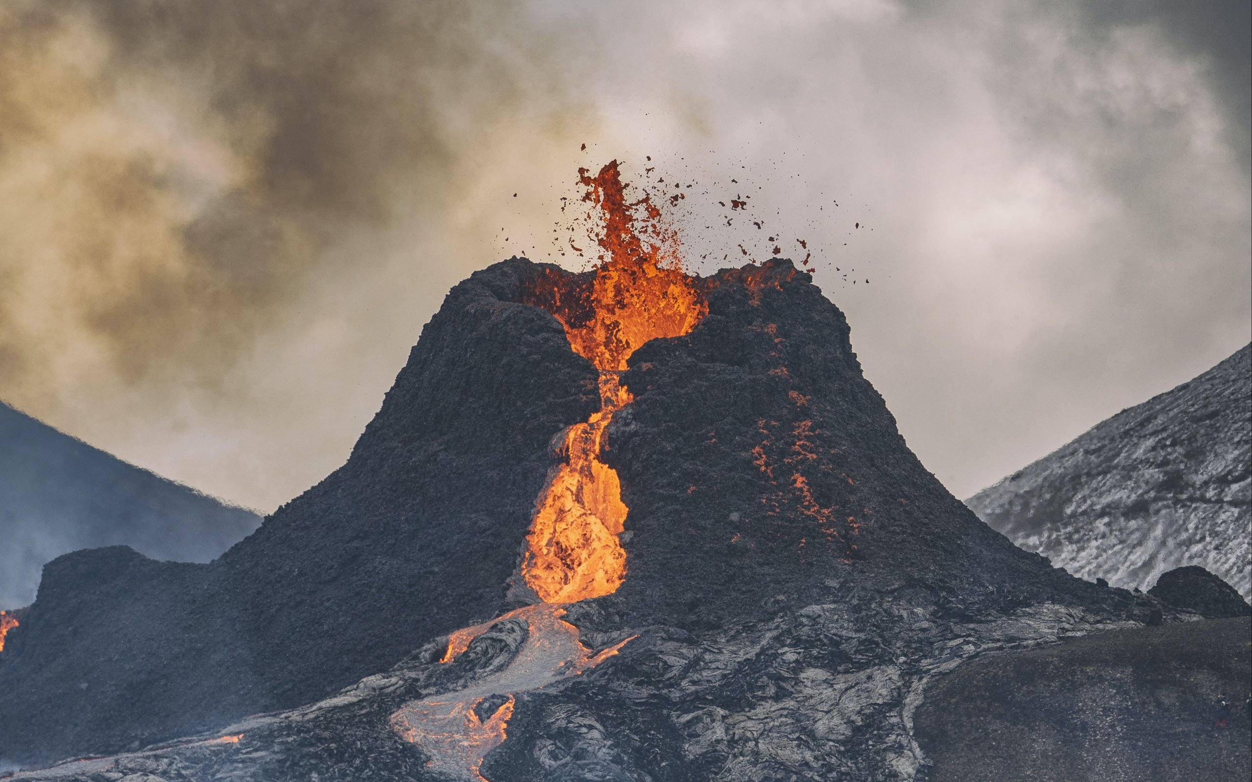 1 пример извержения вулкана. Вулкан Толбачик лава. Извержение вулкана Толбачик 2012. Извержение вулкана лава. Вулкан Святой Елены извержение.