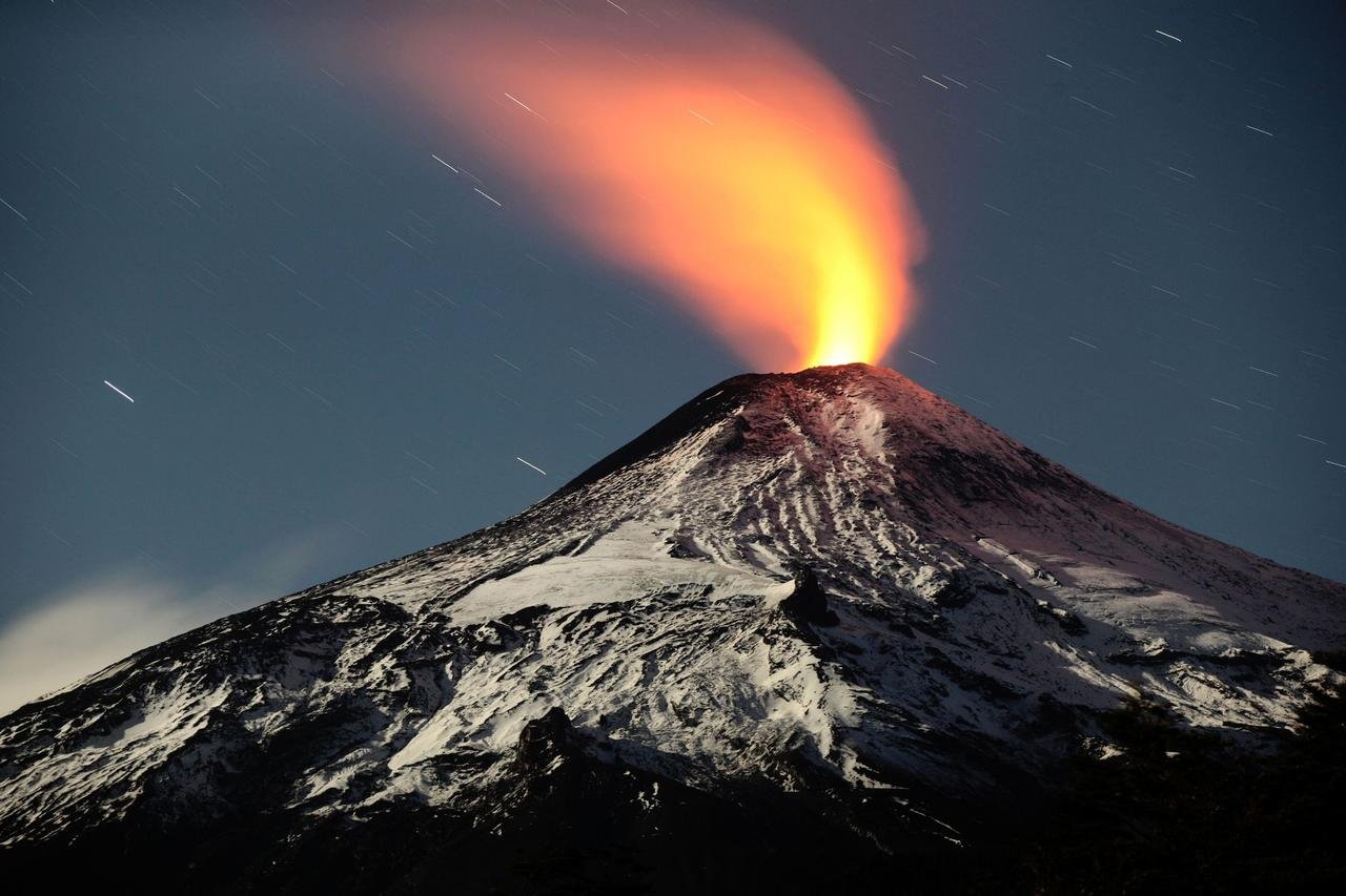 Сколько действующих вулканов было на планете маленького. Вильяррика (вулкан). Прыжок в вулкан Вильяррика, Чили. Чили вулкан действующий. Извержение вулкана Санторин.
