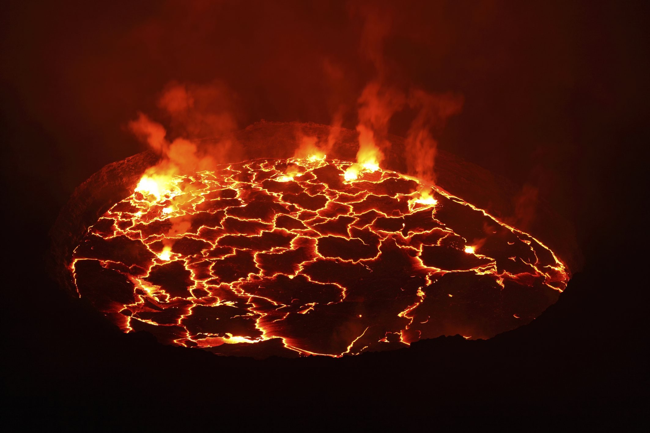 Кипящая земля. Вулкан Ньирагонго. Вулкан в Конго Ньирагонго. Lava Lava кипящая лава. Ньирагонго 2002.
