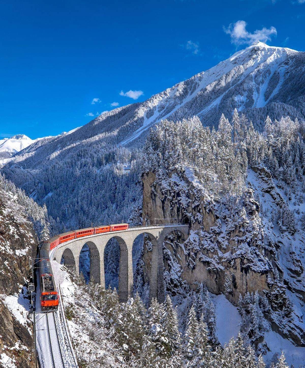 Крас между. Юнгфрау Швейцария. Юнгфрау (железная дорога). Ретийская железная дорога. Гласье экспресс Швейцария.
