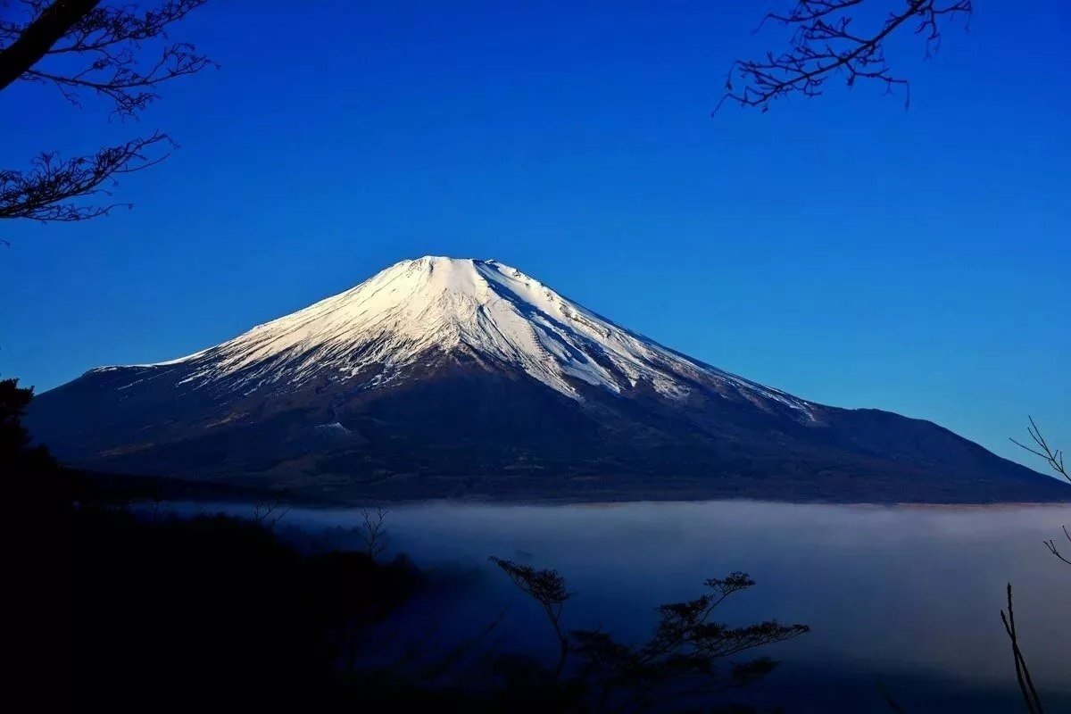 Остров хонсю 5 букв сканворд. Гора Фудзияма в Японии. Токио вулкан Фудзияма. Фудзи Япония Священная гора. Достопримечательности Японии гора Фудзияма.