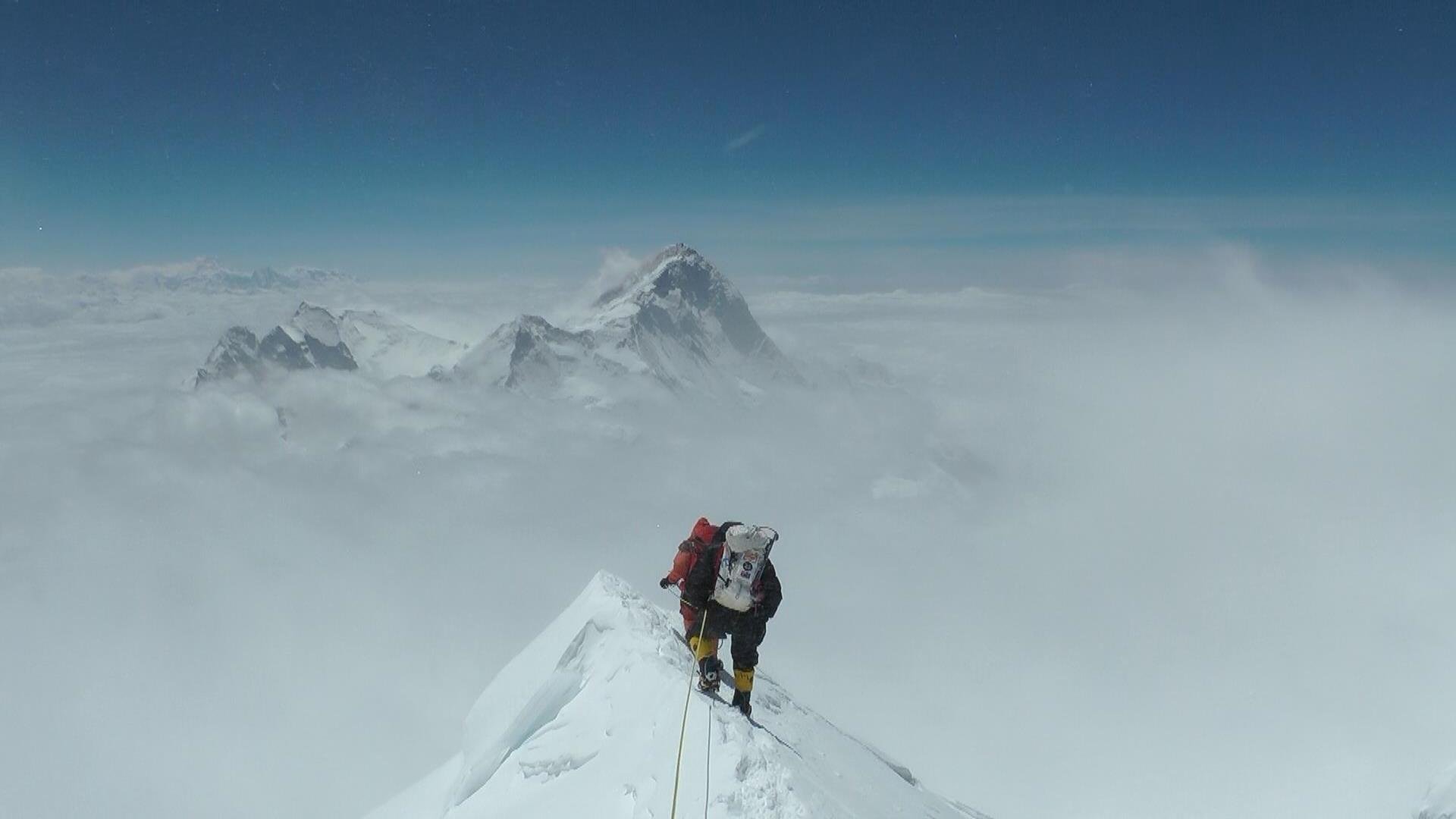 Вершина далекая кажется близкою. Вершина Джомолунгма Эверест. Тигр снегов Тенцинг Норгей. Эльбрус Эверест Джомолунгма. Гора Эльбрус альпинисты.