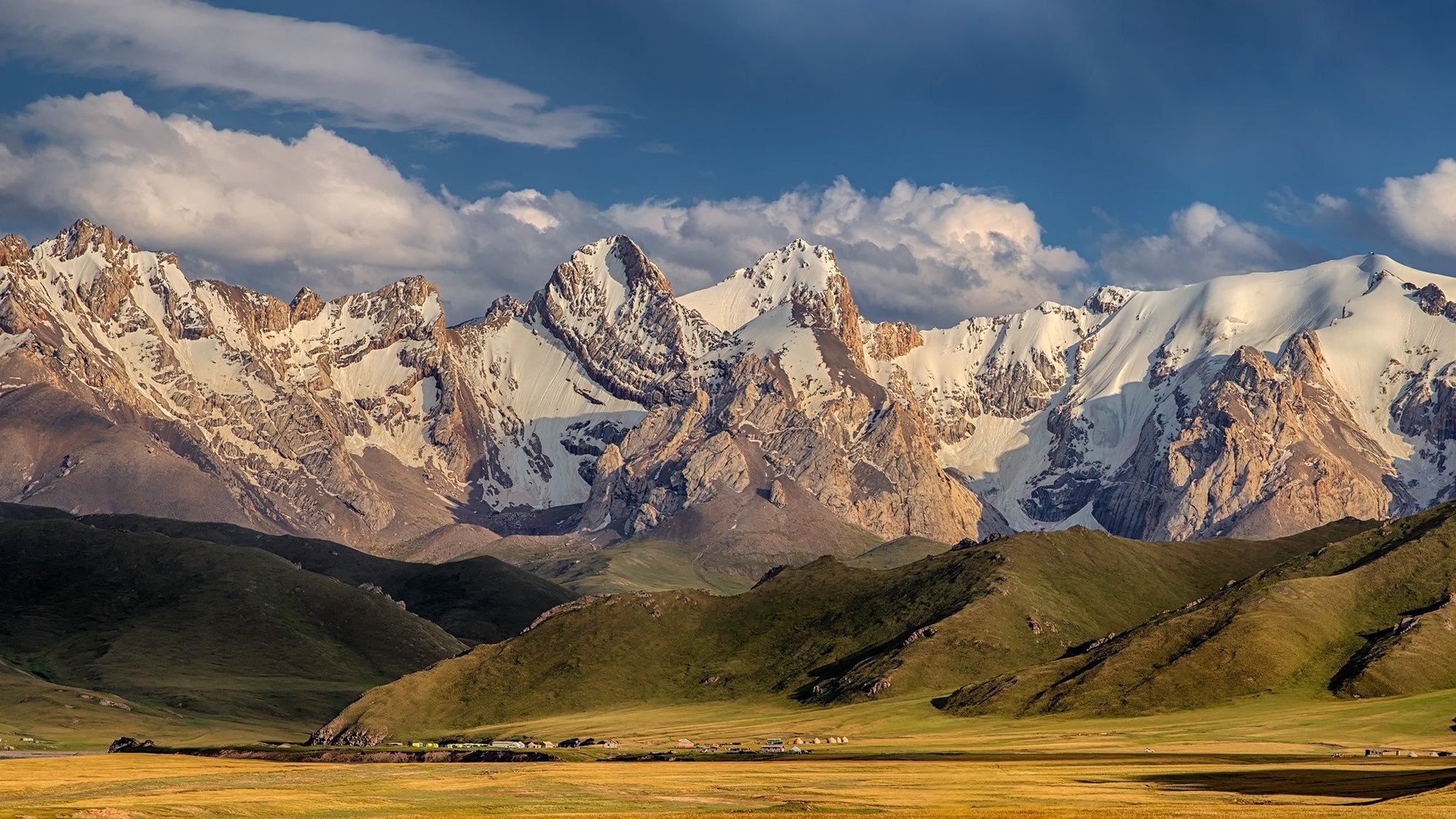 Киргизы страна. Киргизия горы Долина Арашан. Пик Манаса Киргизия. Аламединское ущелье Киргизия. Горы Киргизии 6000.