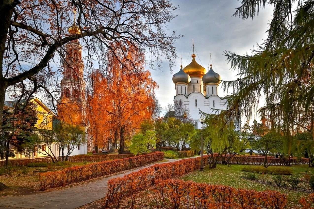 Храм осени. Новодевичий монастырь в Москве осенью. Золотая осень в Новодевичьем монастыре. Новодевичий монастырь осенью в Питере. Золотая осень в Дивеево.