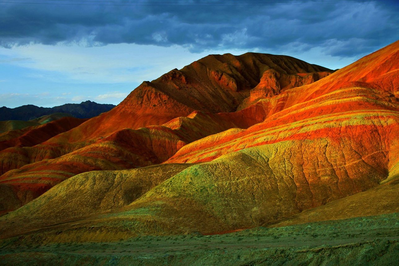 Ганьсу. Ландшафт Дэнксия (Danxia landform), Китай. Ландшафт Дэнксия - цветные горы Китая. Ландшафт Дэнксия гора. Горы Ганьсу Китай.