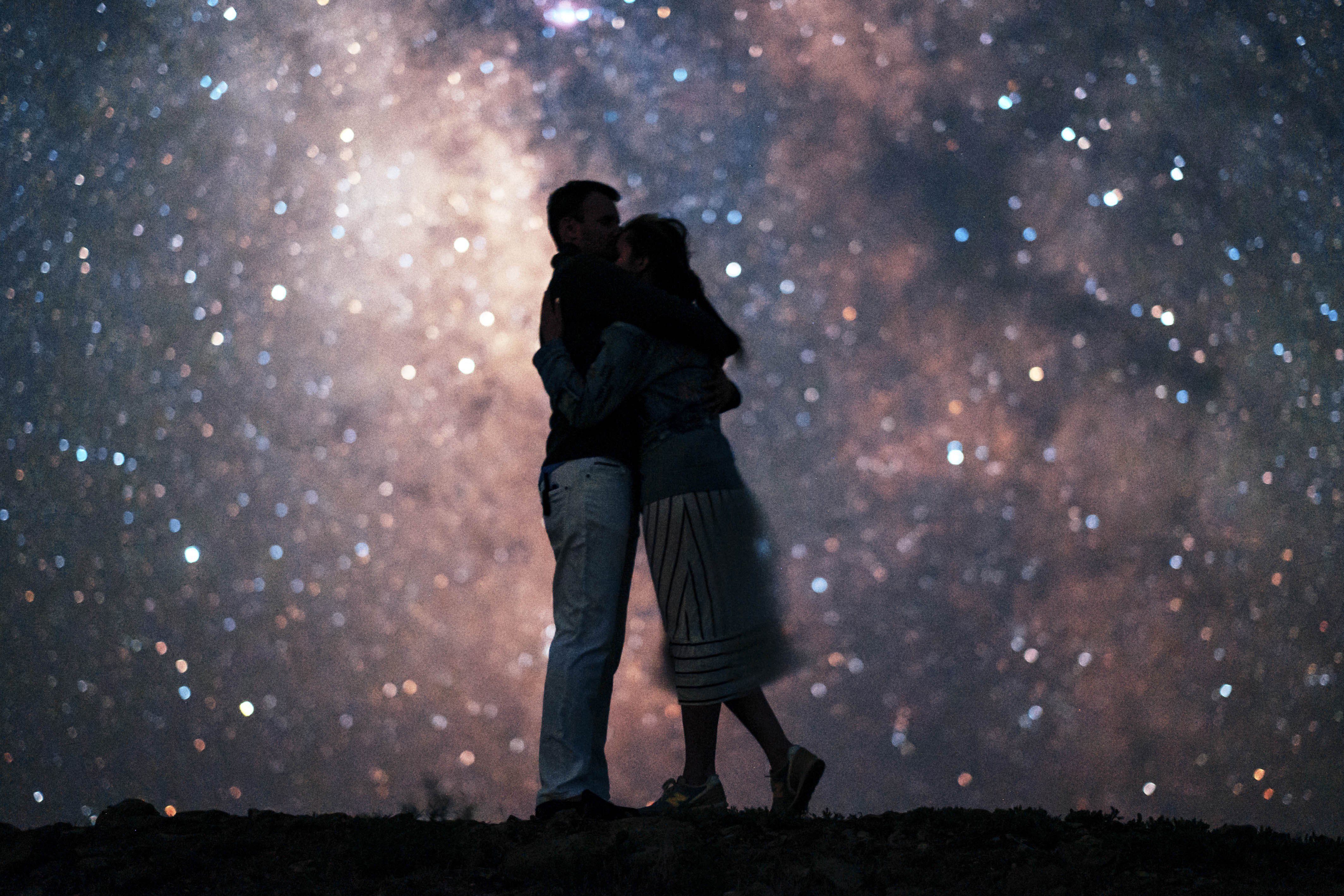 Слушать ночь целовала день. Пара ночью. Влюбленные под звездами. Пара на фоне звездного неба. Фон влюбленные ночь.