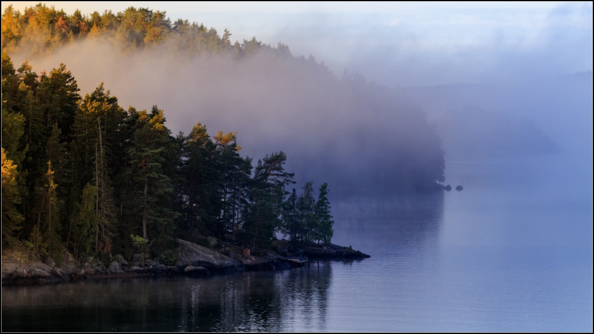 Там над рекою туман песня. Утренний туман на озере. Волга в тумане. Синий туман. Туман фото.