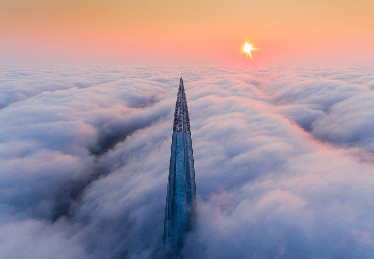 Дома над облаками. Лахта башня Саурона. Лахта-центр в Санкт-Петербурге. Лахта шпиль. Лахта центр шпиль в облаках.