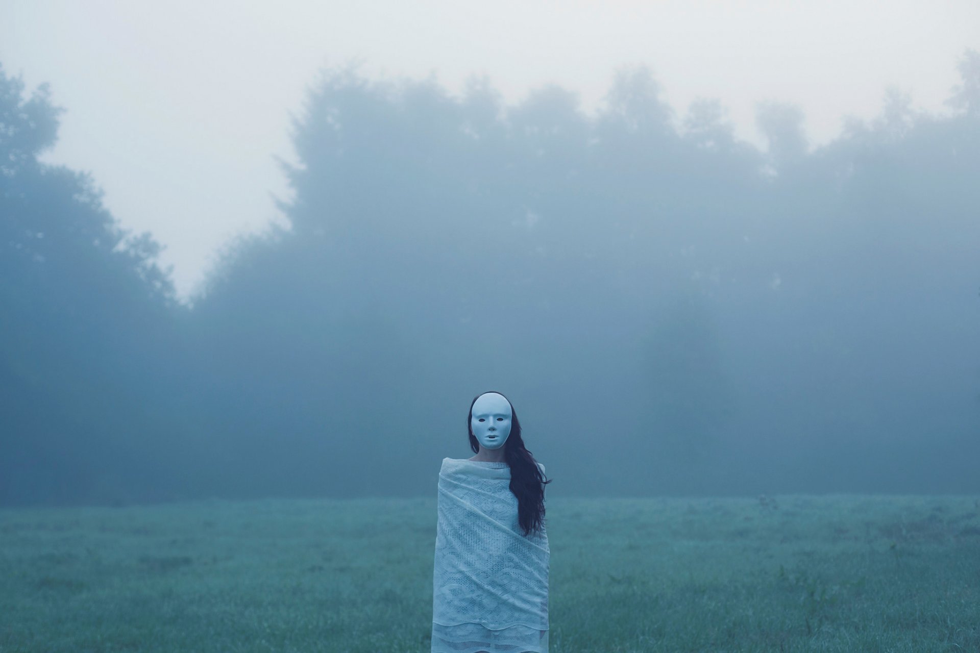 Доктор Флорес девушка в тумане. Человек в тумане. Мистическая атмосфера. Фотосессия в тумане. Загадочные туманы