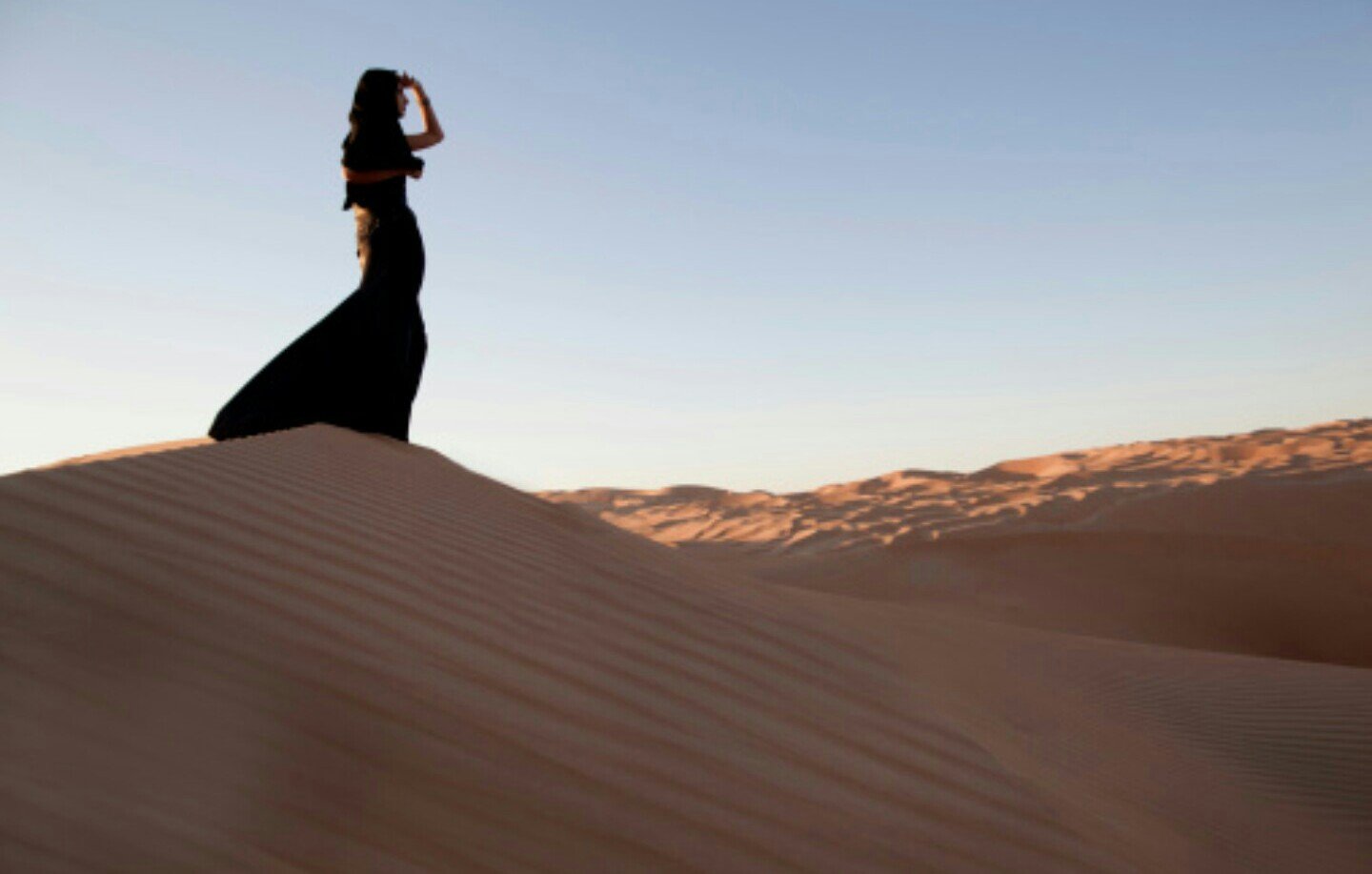 Desert girl. Женщина в пустыне. Девушка в пустыни. Фотосессия в пустыне. Восточная женщина в пустыне.