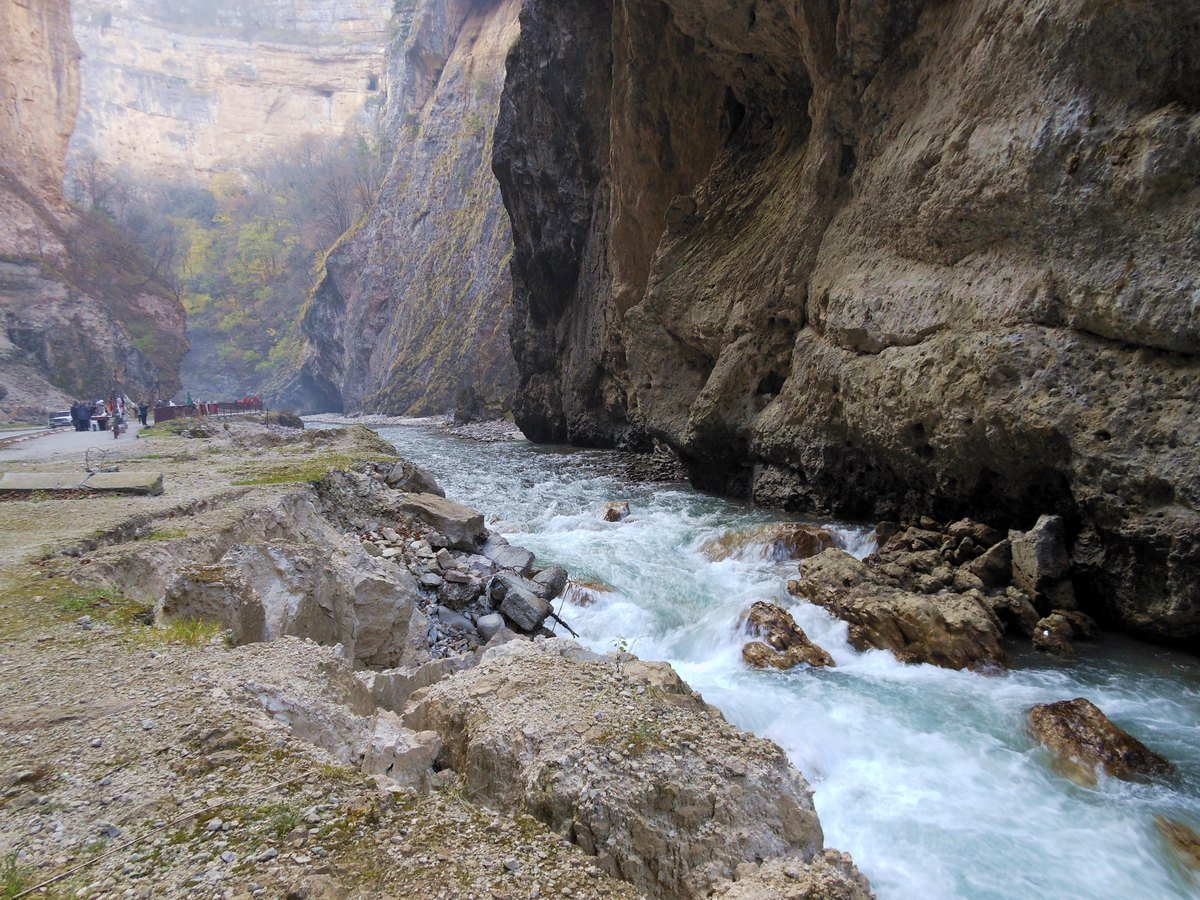 Вода чегем. Река Чегем Кабардино-Балкария. Чегемское ущелье река. Исток реки Чегем в КБР. Чегемские водопады Кабардино-Балкария.