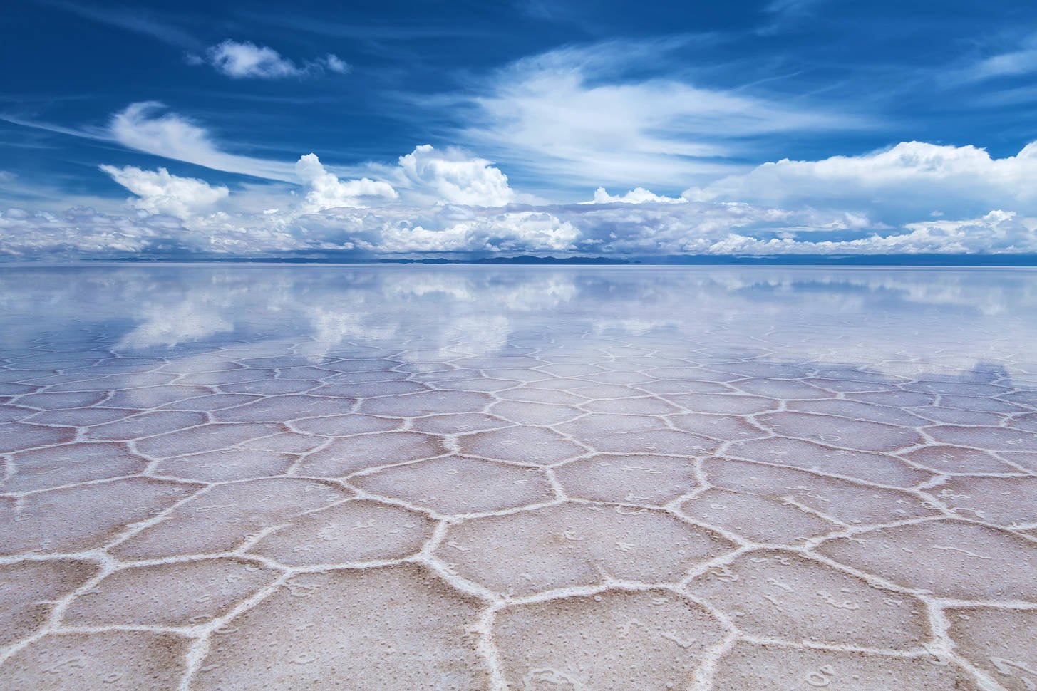 Озеро в боливии. Солончак Уюни. Солончак Салар-де-Уюни. Салар де Уюни Боливия. Соляное озеро в Боливии Уюни.