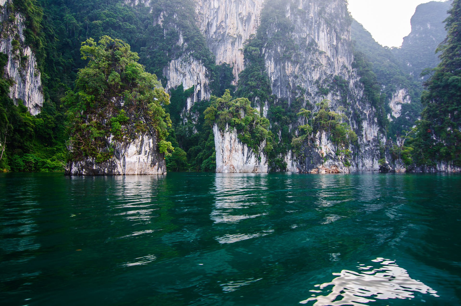 Lan lake. Чао Лан. Озеро Чео Лан. Сомы озера Чео Лан. Озеро Кам Таиланд.