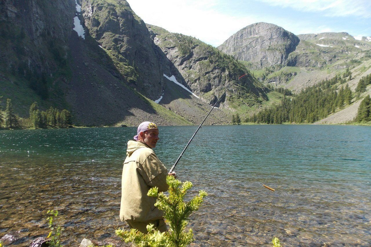 Алтайское озеро рыбалка. Рыбалка на Телецком озере. Телецкое озеро горный Алтай рыбалка. Форелевое озеро горный Алтай. Форелевое озеро Белокуриха.