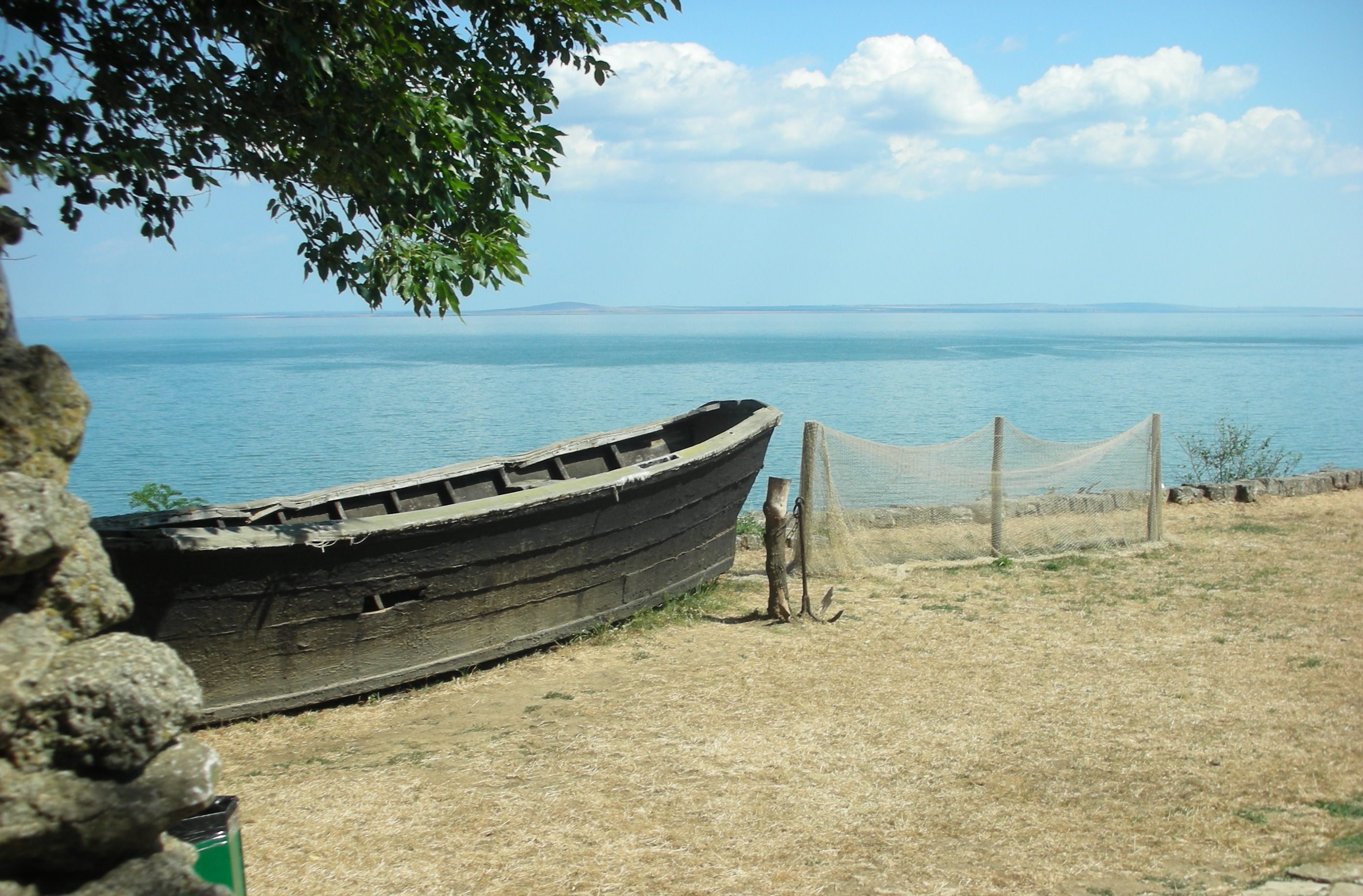 Лодка тамань. Тамань Краснодарский край. Маркитанское озеро в Тамани. Тамань пляж Лермонтова. Лодка Тамань море.