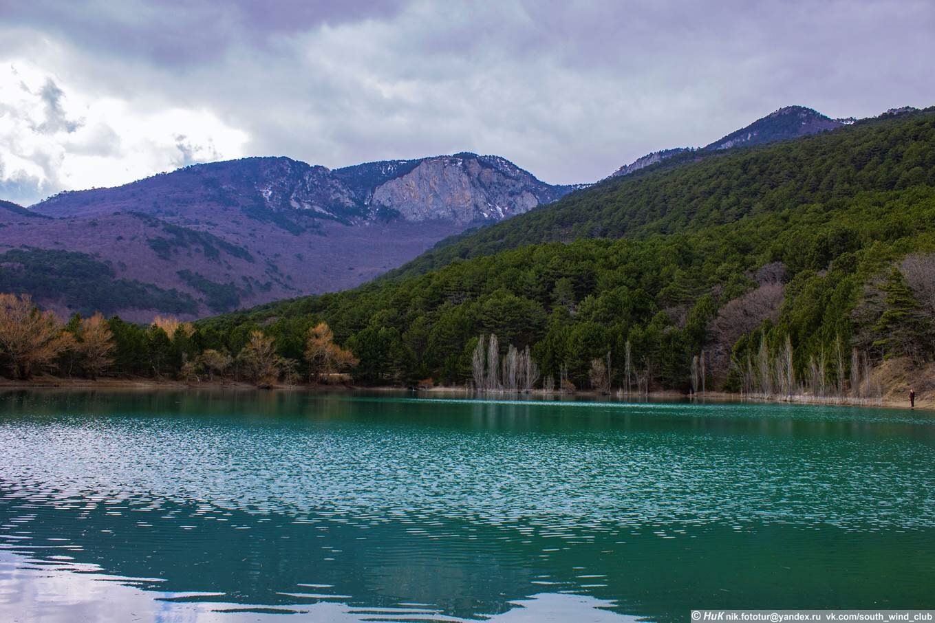 Погода запрудное крым алушта. Голубое озеро Запрудное Алушта. Озеро Юбилейное Запрудное. Озеро в Запрудном Крым. Озеро Мильян-голь Крым.