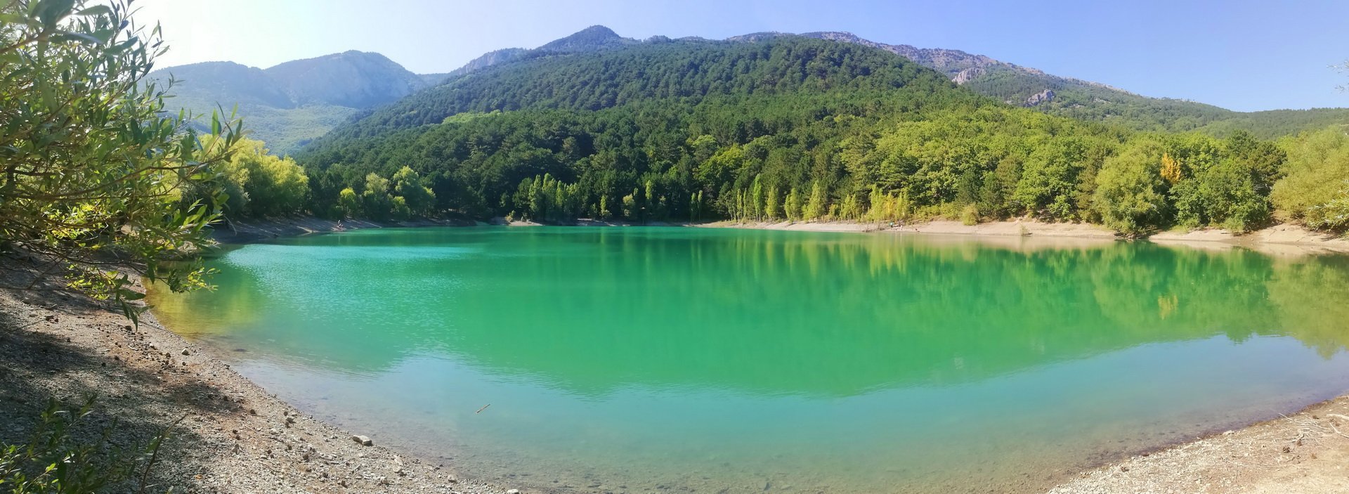 Погода запрудное крым алушта. Голубое озеро Запрудное Алушта. Юбилейное озеро Запрудное Крым. Бирюзовое озеро Крым Запрудное. Озеро Юбилейное Крым село Запрудное.