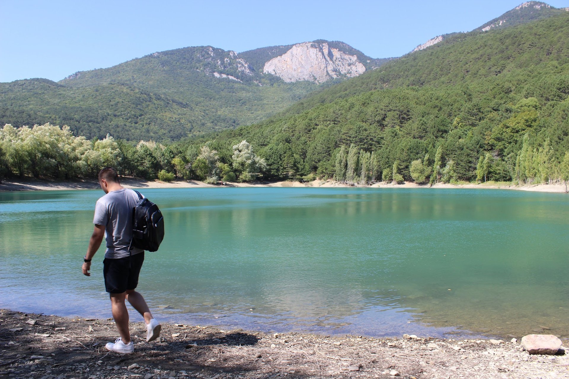 Погода запрудное крым алушта. Юбилейное озеро Запрудное Крым. Бирюзовое озеро Крым Запрудное. Голубое озеро Запрудное Алушта. Бирюзовое озеро в Крыму Кореиз.