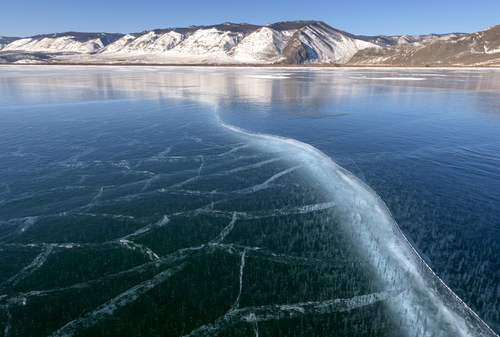 Озеро байкал знают во всем мире. Восточная Сибирь Байкал. Сибирь озеро Байкал. Озеро Байкал лед. Иркутск озеро Байкал.