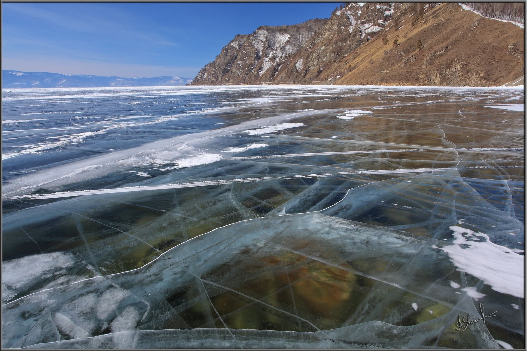 Воды байкала чисты и прозрачны. Лед Байкала. Озеро Байкал лед. Озеро Байкал вода. Прозрачный лед Байкала.