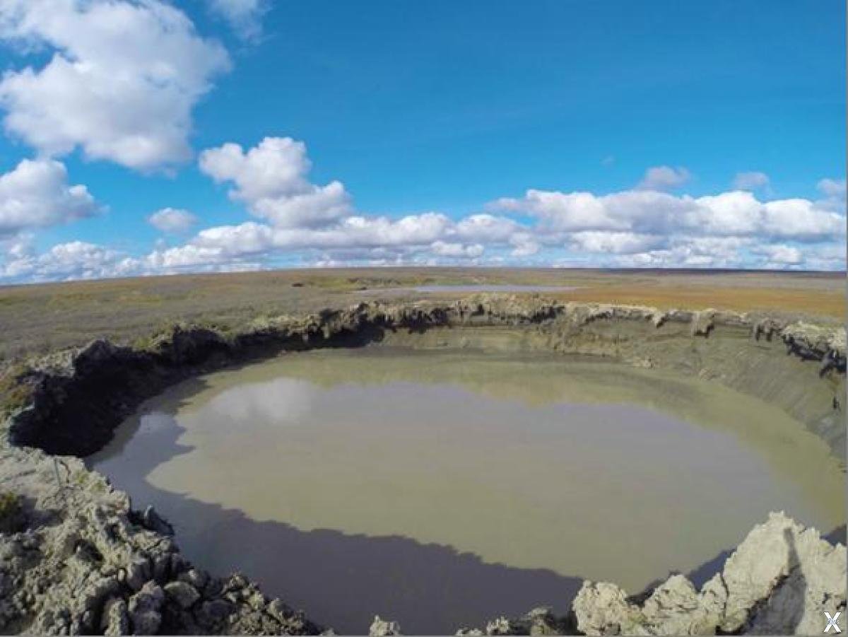 Это озеро было огромным. Карстовая воронка на Ямале. Ямальский кратер (Ямальская воронка). Карстовые провалы на Ямале. ЯНАО Ямальский кратер воронка.