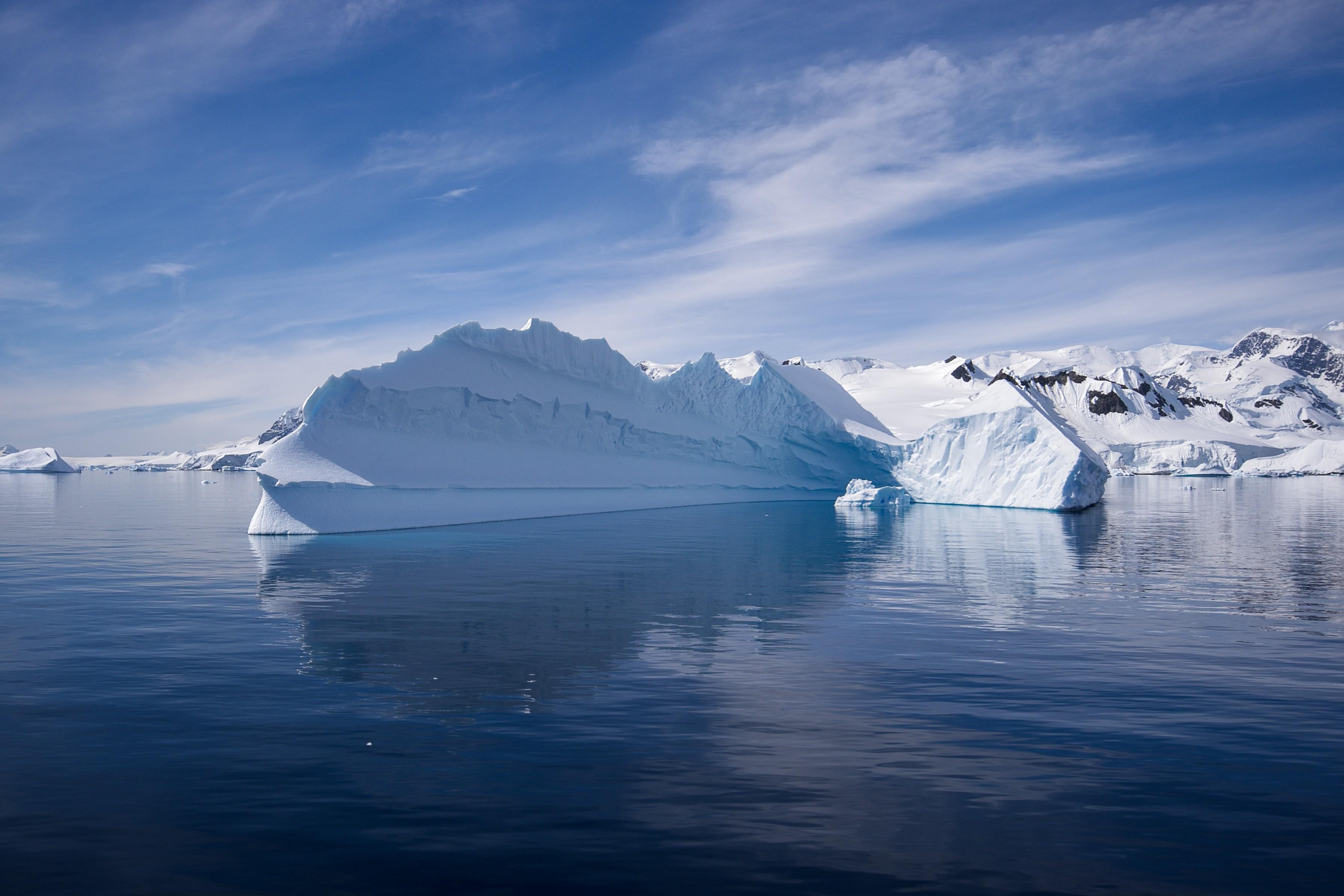 Айсберги Антарктиды. Восточно Сибирское море айсберги. Айсберг под водой. Айсберг обои для рабочего стола. Реки и озера озеро восток