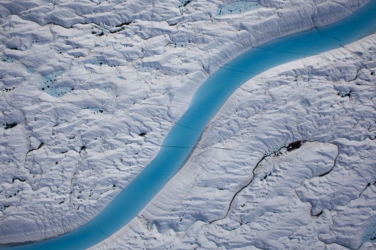 Ледовая река. Ледник Петермана в Гренландии. Река Петерманн, Гренландия\. Голубая река в леднике Петерманна.. Таяние ледников в Гренландии.