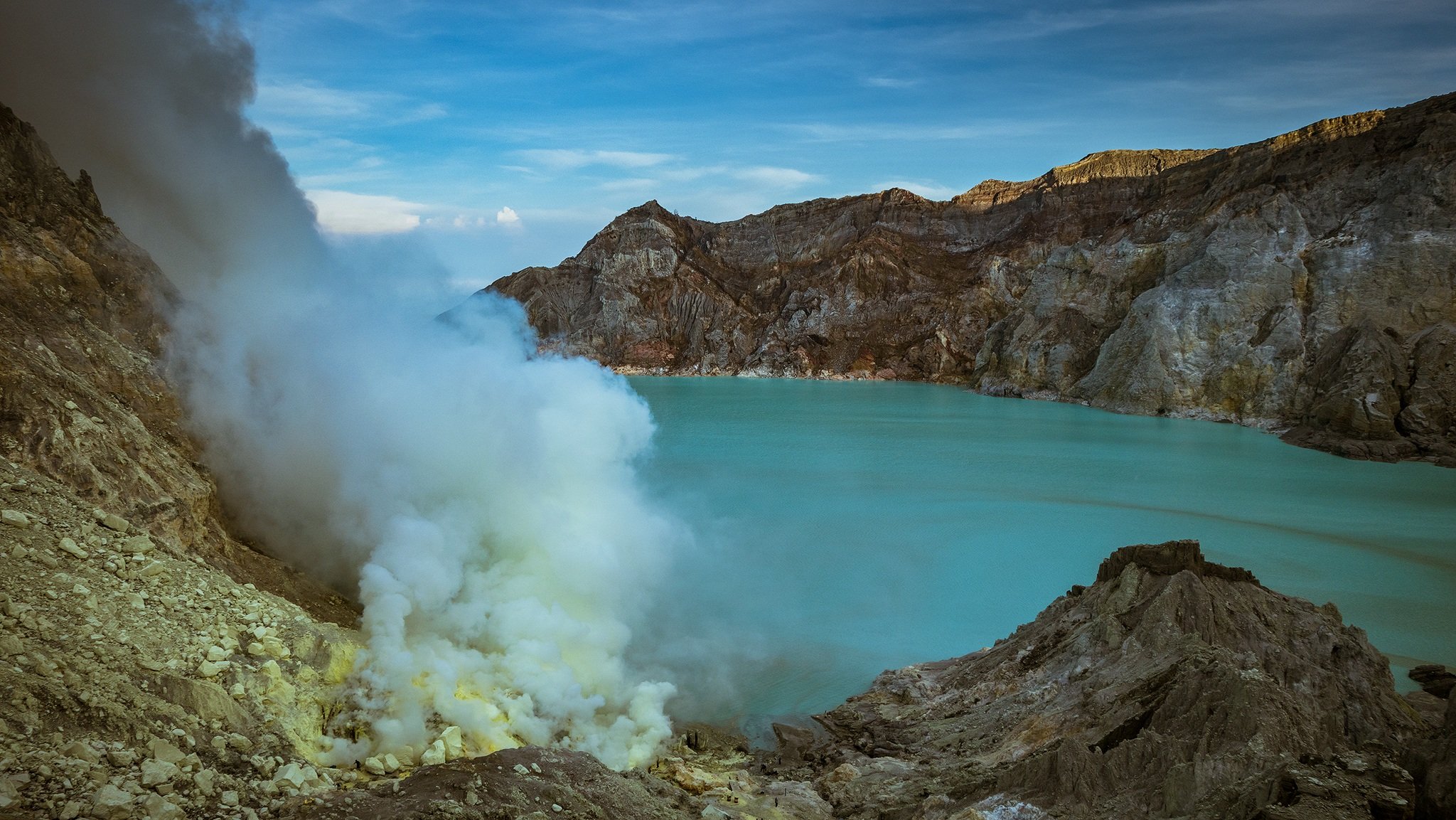 Дым в озерах. Вулкан малый Семячик. Озеро в кратере Санта-ана. Камчатка термальные источники кислотные вулканы. Озеро в кратере вулкана Санта ана.