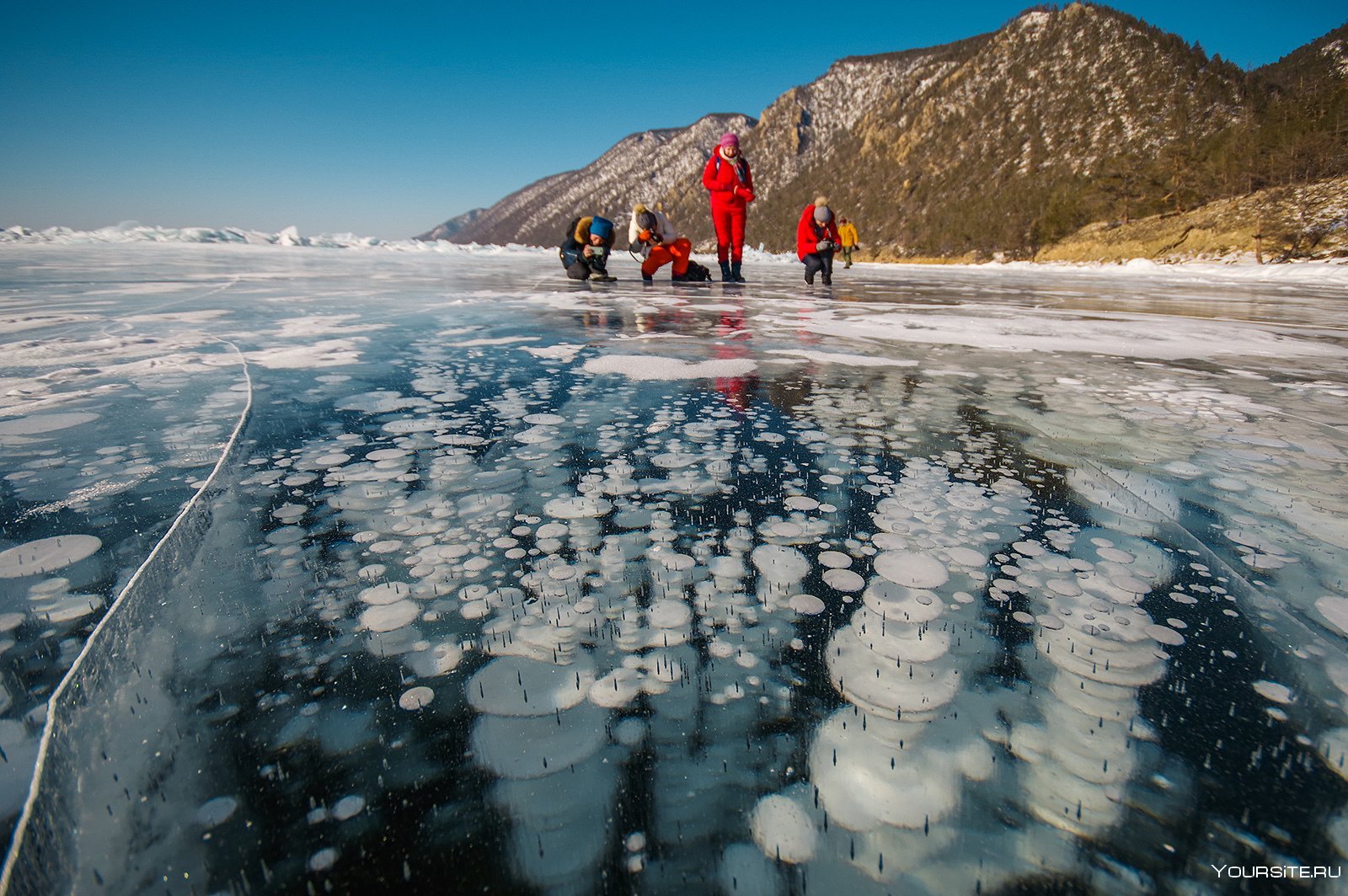 Пузырьки на байкале. Байкал лед Бугульдейка. Бугульдейка Байкал зимой. Большое Голоустное зимой лед. Голоустное Байкал пузырьки.