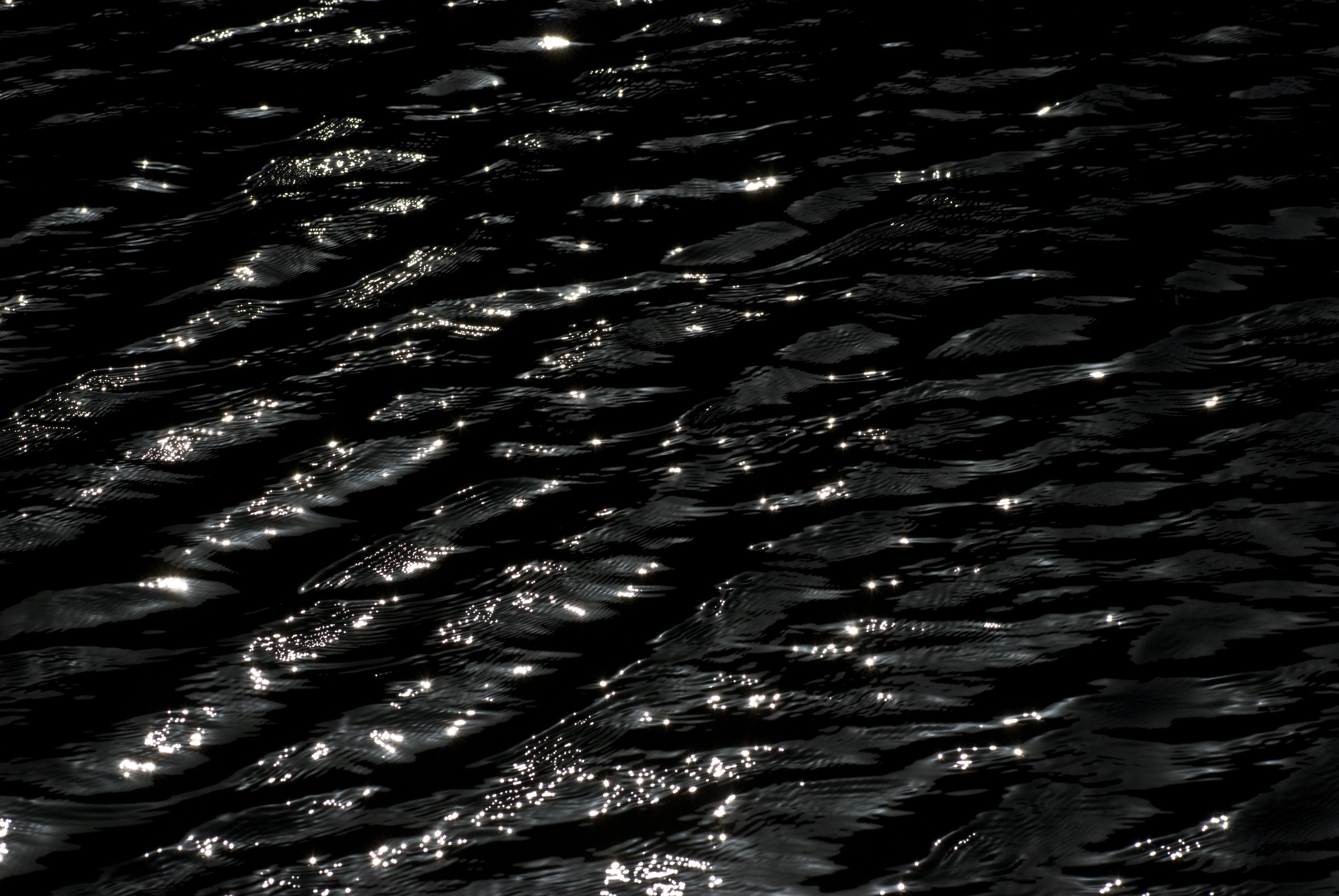 Значение черную воду. Черная вода. Темные воды. Море черного цвета. Черные волны.