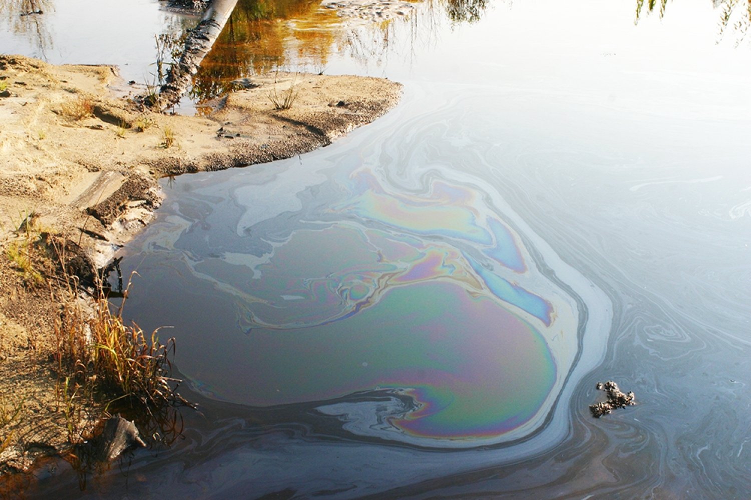 Вода в реках уфы. Разлив реки Кубань. Загрязнение реки нефтепродуктами. Загрязнение рек нефтью. Загрязнённые водоёмы.
