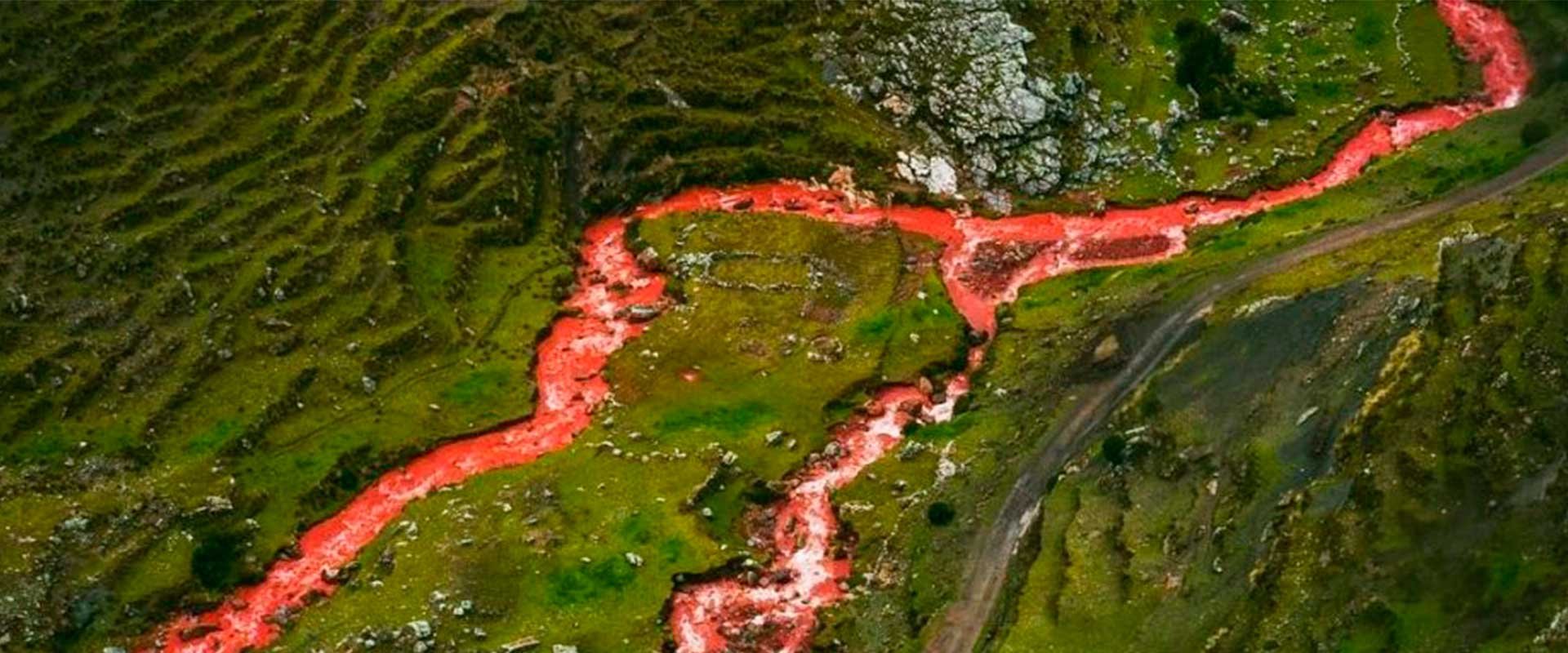Бывает красная река. Красная река в долине Куско. Красная река в Перу. Куско Перу река. Красная река география.
