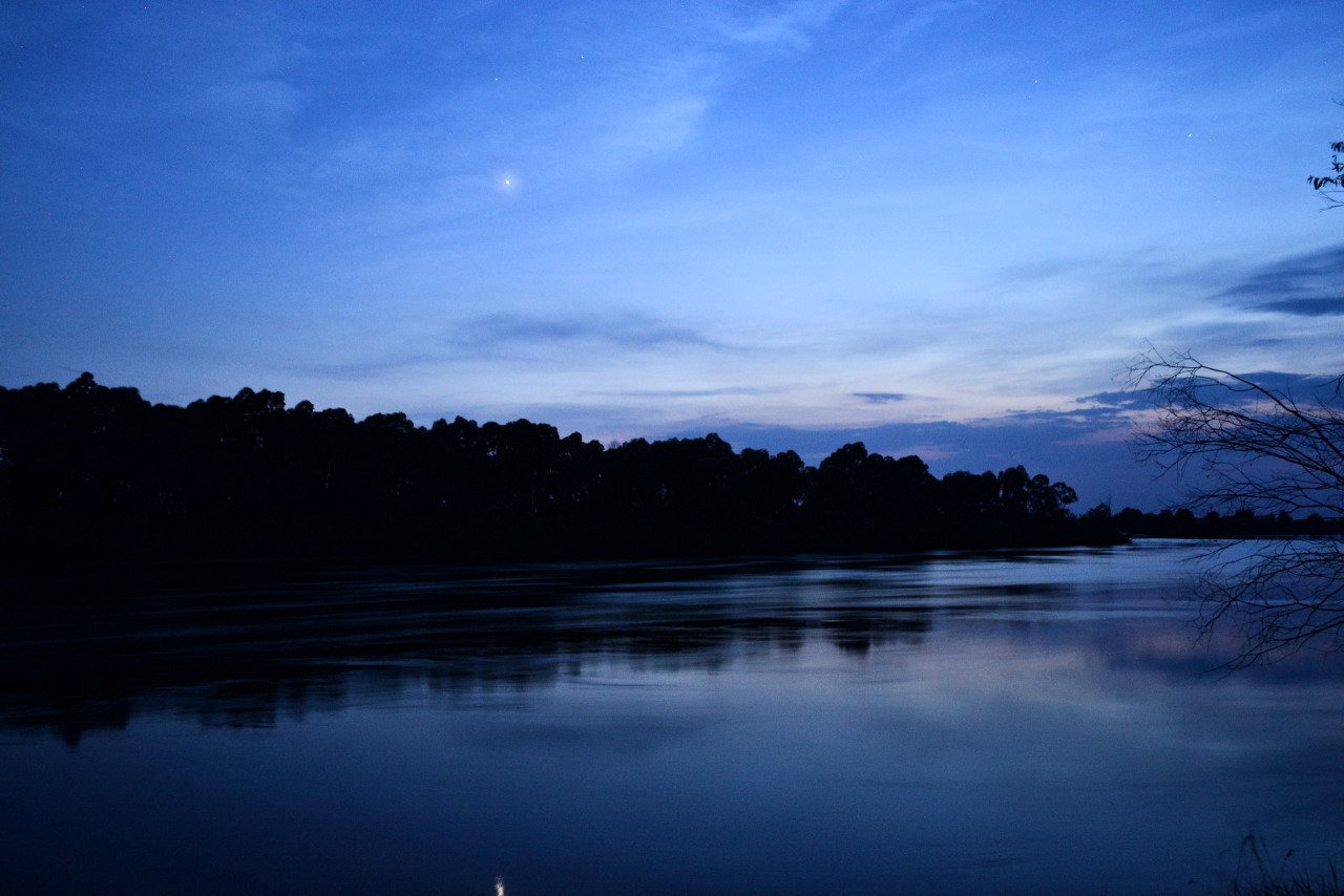 Ночь на берегу озера. Река ночью. Пейзаж ночь. Природа ночью. Ночной пейзаж с рекой.
