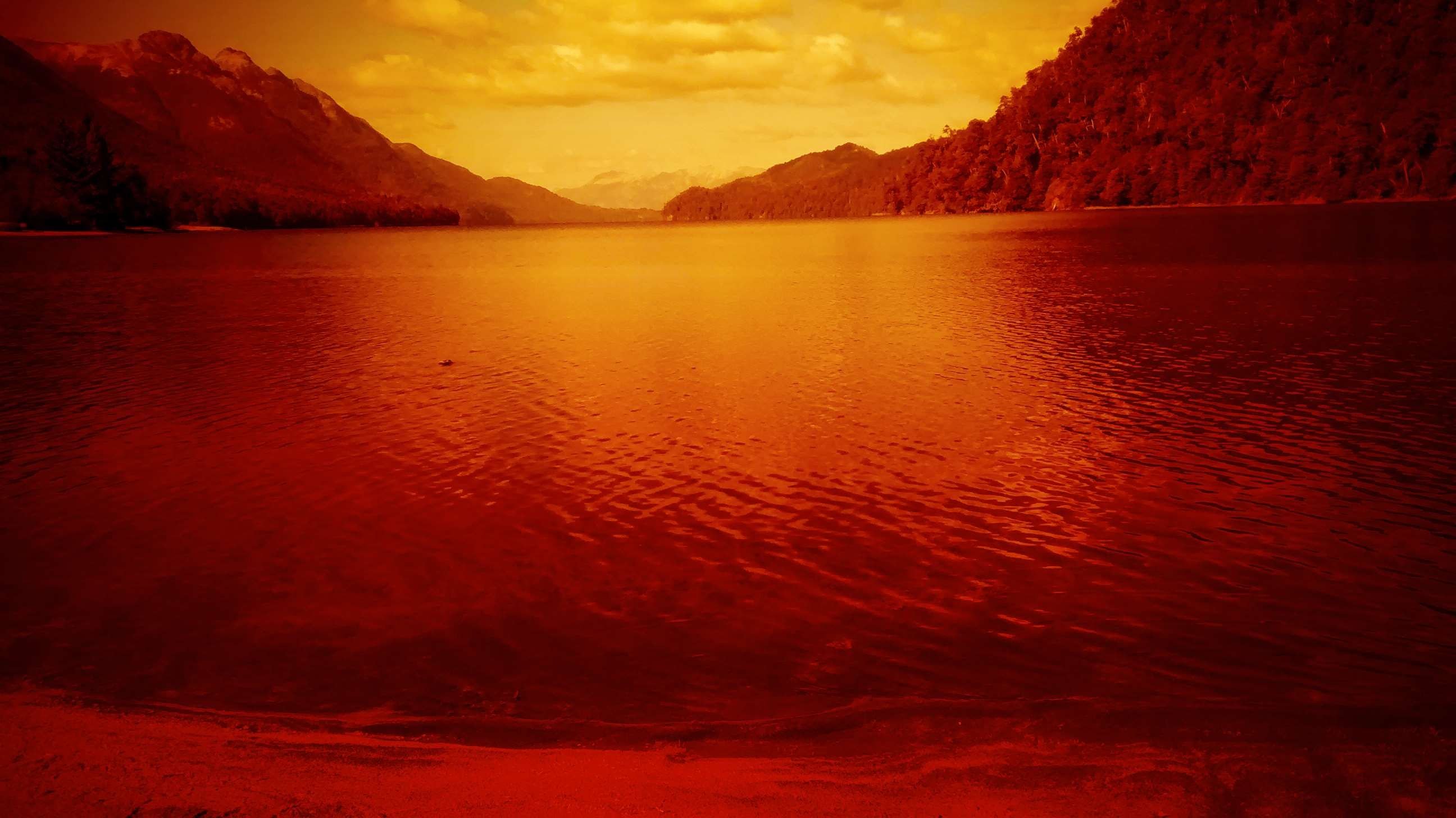Река с красной водой. Кровавое озеро. Красное озеро. Озеро с красной водой.